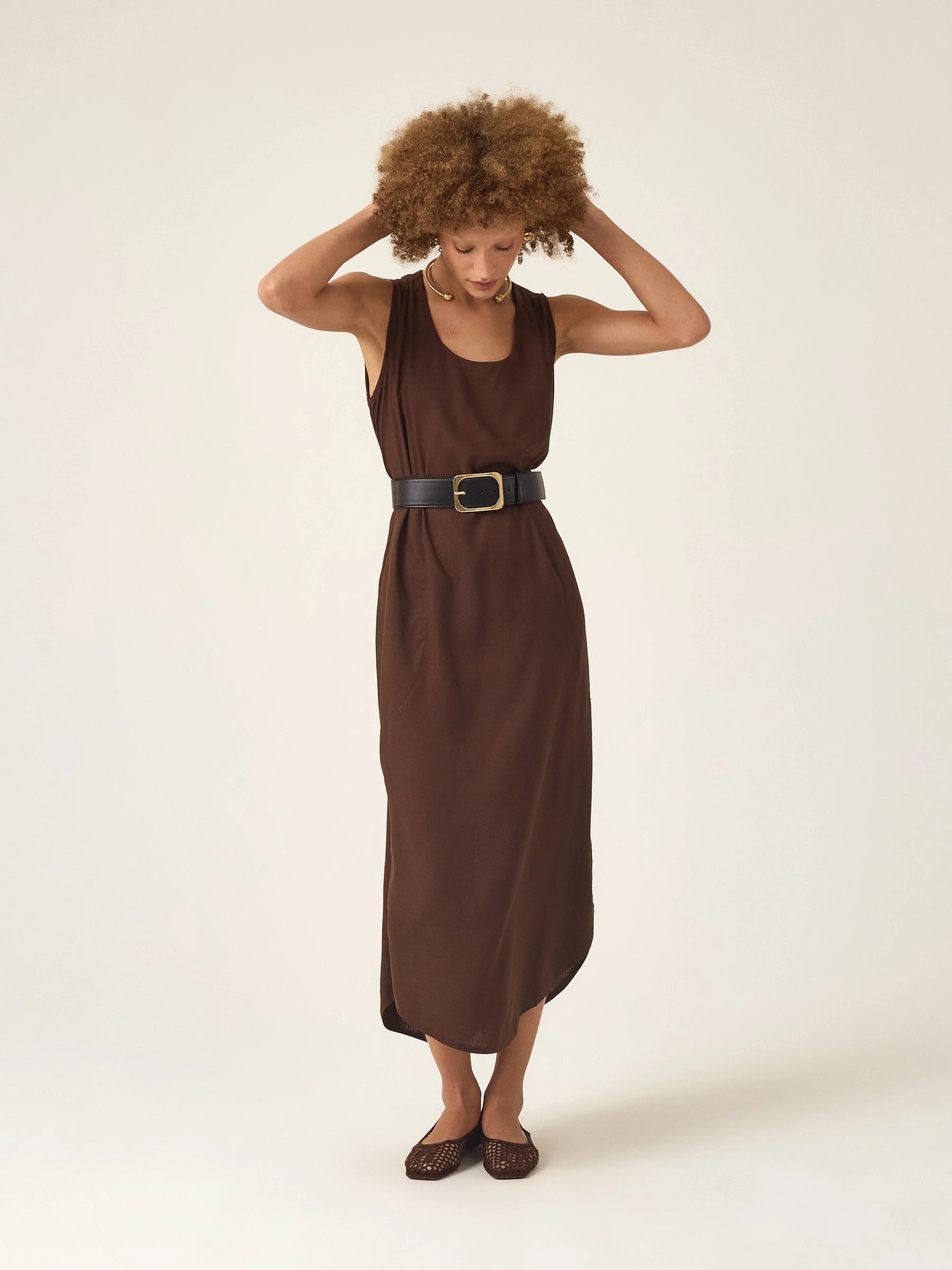 Vestido Midi em Linho & Viscose FSC™ Marrom Escuro. Compre online moda sustentável e atemporal na Minimadeia, marca slow fashion de roupas femininas. Foto produto ABR25 02