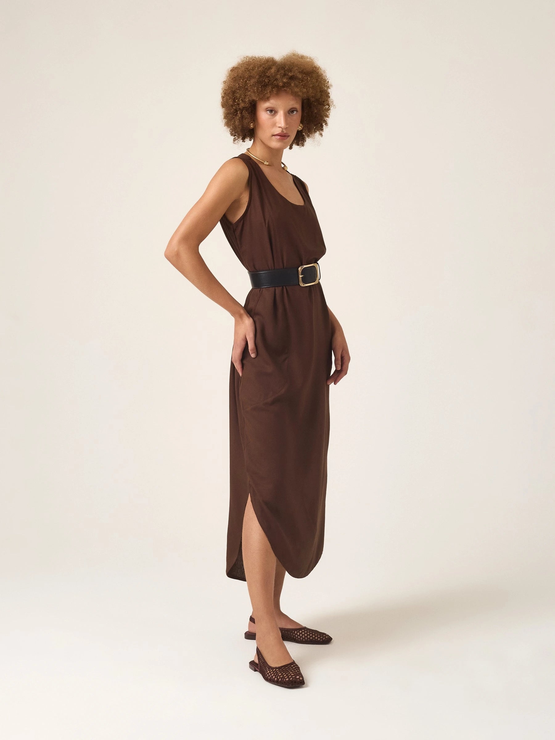 Vestido Midi em Linho & Viscose FSC™ Marrom Escuro. Compre online moda sustentável e atemporal na Minimadeia, marca slow fashion de roupas femininas. Foto produto ABR25 04