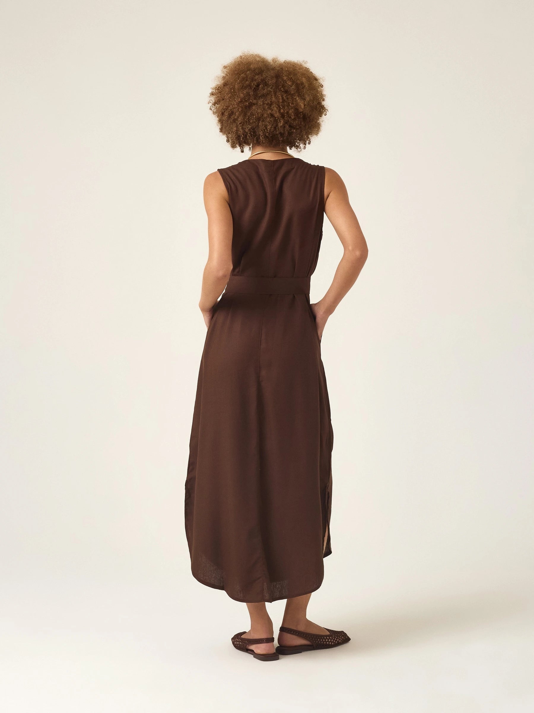 Vestido Midi em Linho & Viscose FSC™ Marrom Escuro. Compre online moda sustentável e atemporal na Minimadeia, marca slow fashion de roupas femininas. Foto produto ABR25 05