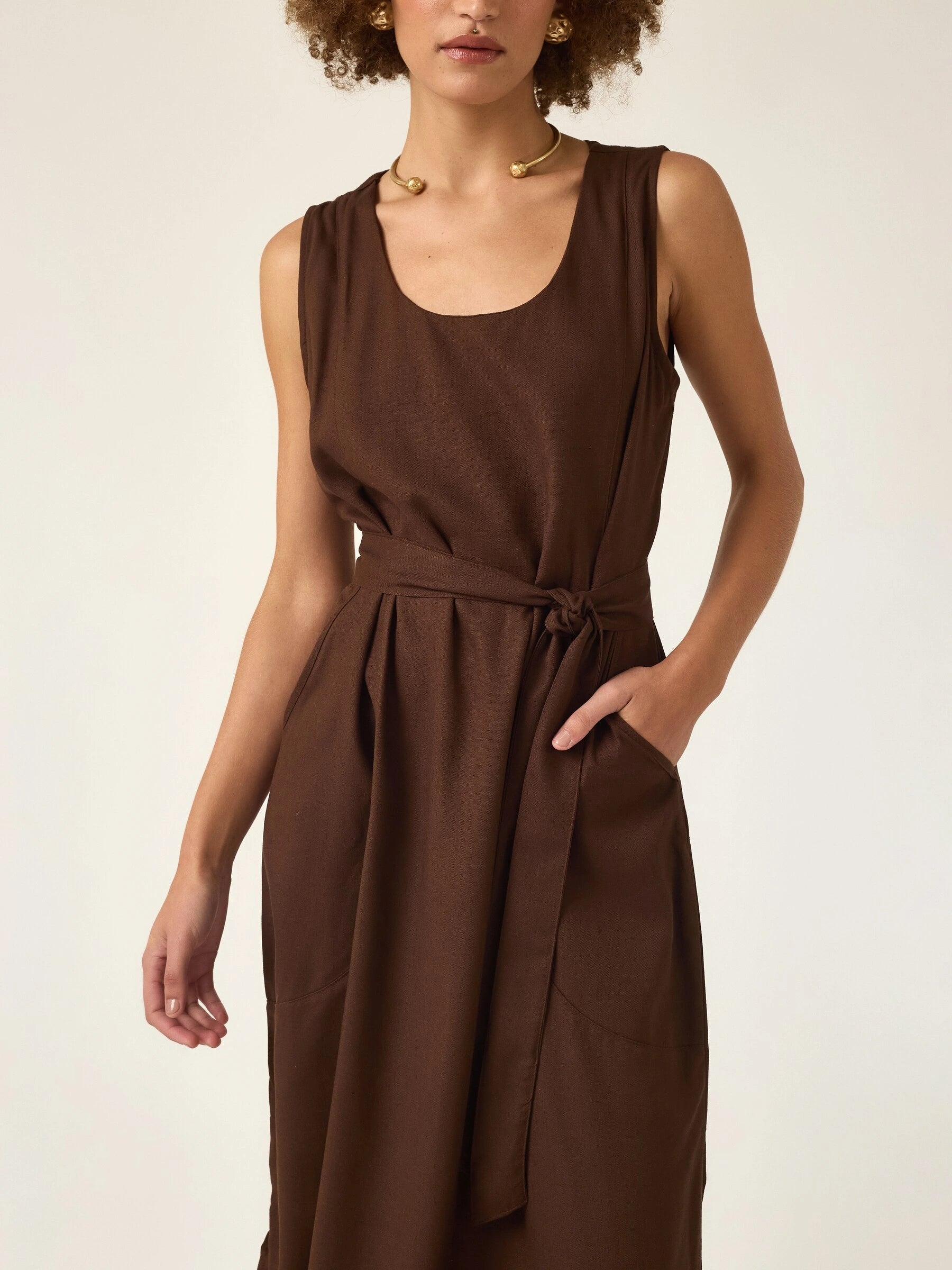 Vestido Midi em Linho & Viscose FSC™ Marrom Escuro. Compre online moda sustentável e atemporal na Minimadeia, marca slow fashion de roupas femininas. Foto produto ABR25 06