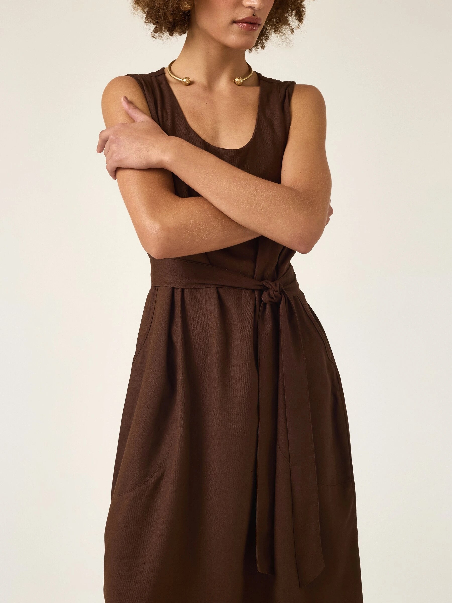Vestido Midi em Linho & Viscose FSC™ Marrom Escuro. Compre online moda sustentável e atemporal na Minimadeia, marca slow fashion de roupas femininas. Foto produto ABR25 07