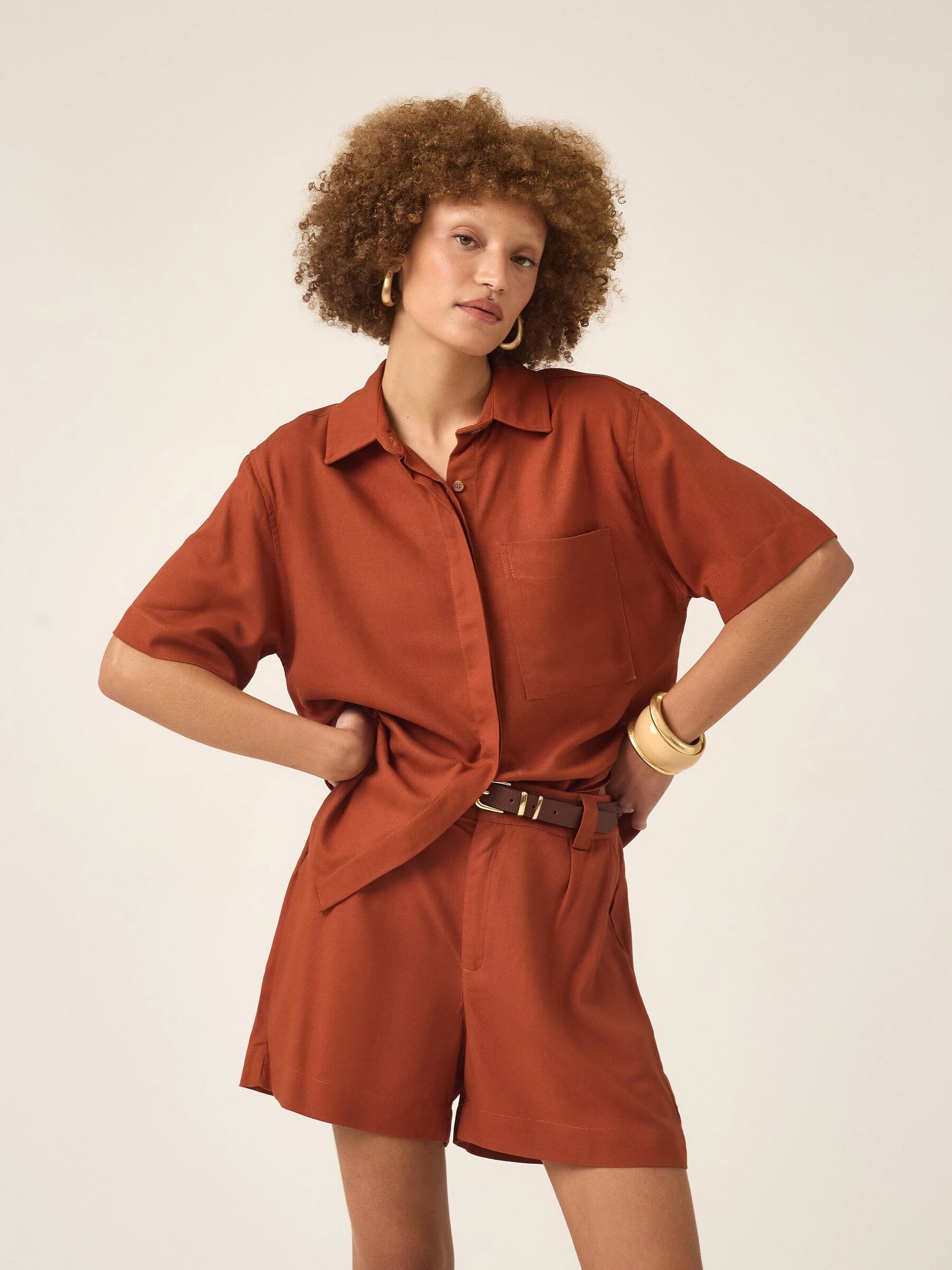 Camisa Manga Curta Jambo de Linho e Viscose FSC™ Terracota. Compre online moda sustentável e atemporal na Minimadeia, marca slow fashion de roupas femininas. Foto produto ABR25 03