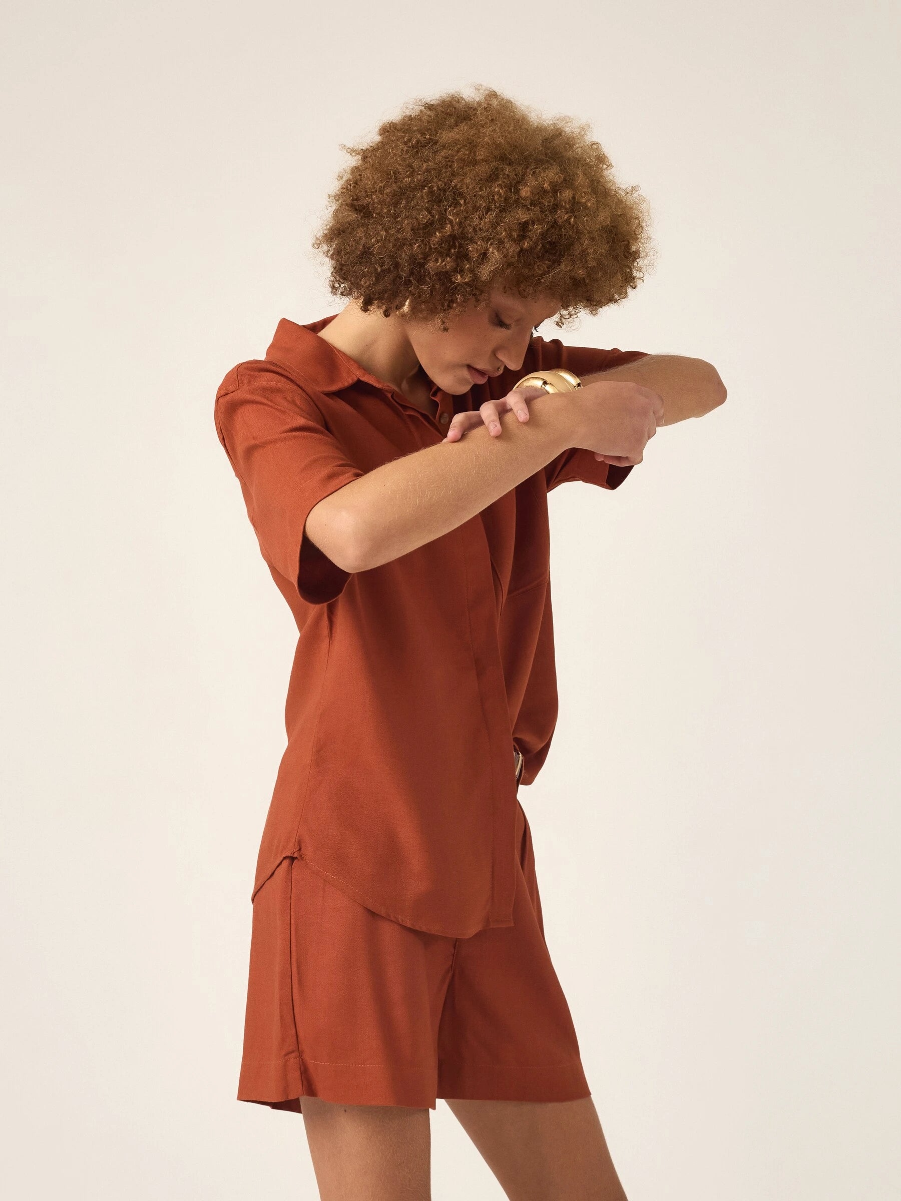 Camisa Manga Curta Jambo de Linho e Viscose FSC™ Terracota. Compre online moda sustentável e atemporal na Minimadeia, marca slow fashion de roupas femininas. Foto produto ABR25 05