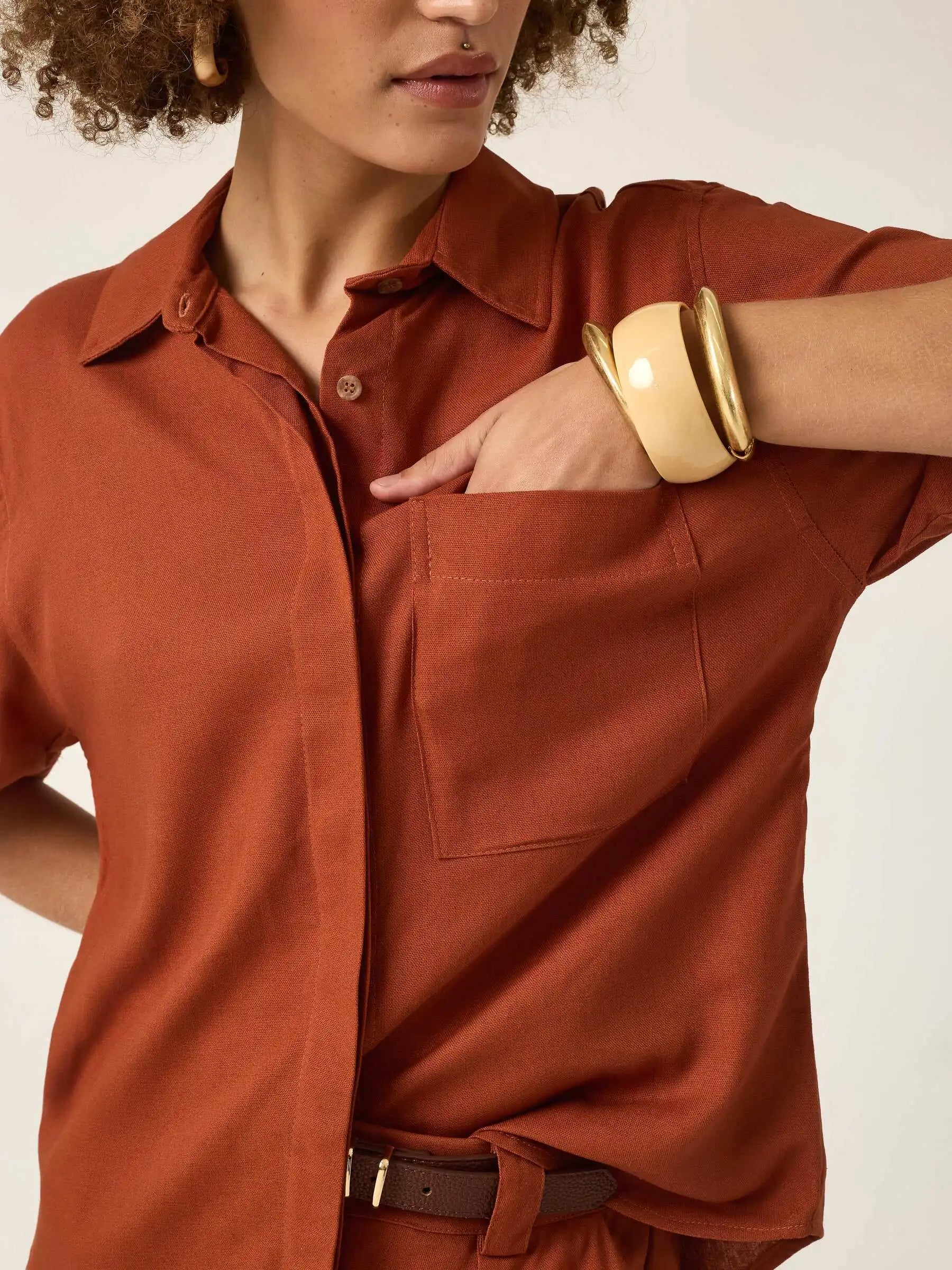 Camisa Manga Curta Jambo de Linho e Viscose FSC™ Terracota. Compre online moda sustentável e atemporal na Minimadeia, marca slow fashion de roupas femininas. Foto produto ABR25 06