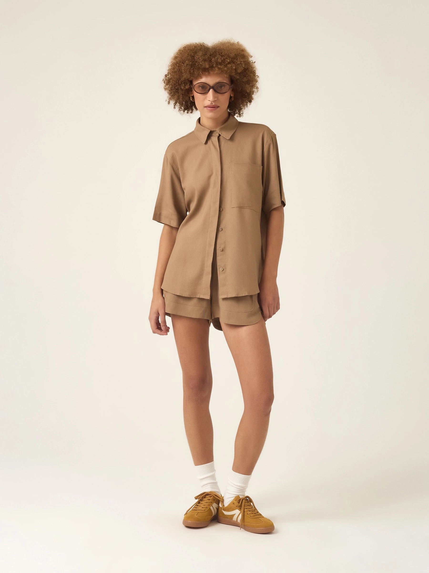 Camisa Manga Curta Jambo de Linho e Viscose FSC™ Marrom Claro. Compre online moda sustentável e atemporal na Minimadeia, marca slow fashion de roupas femininas. Foto produto ABR25 01