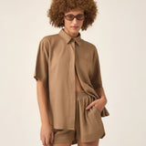 Camisa Manga Curta Jambo de Linho e Viscose FSC™ Marrom Claro. Compre online moda sustentável e atemporal na Minimadeia, marca slow fashion de roupas femininas. Foto produto ABR25 02