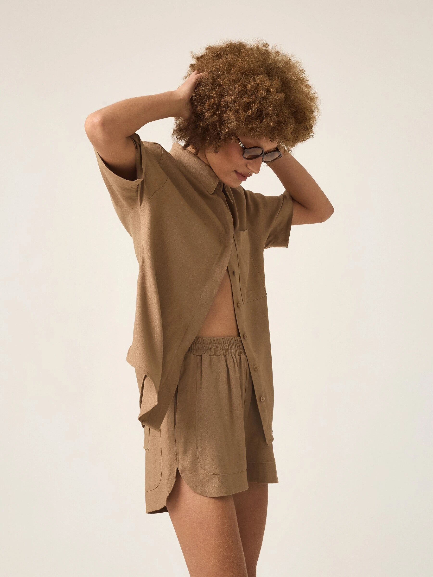 Camisa Manga Curta Jambo de Linho e Viscose FSC™ Marrom Claro. Compre online moda sustentável e atemporal na Minimadeia, marca slow fashion de roupas femininas. Foto produto ABR25 04