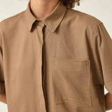 Camisa Manga Curta Jambo de Linho e Viscose FSC™ Marrom Claro. Compre online moda sustentável e atemporal na Minimadeia, marca slow fashion de roupas femininas. Foto produto ABR25 06