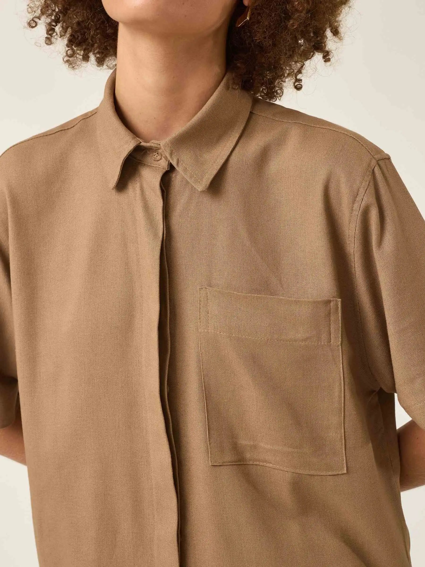 Camisa Manga Curta Jambo de Linho e Viscose FSC™ Marrom Claro. Compre online moda sustentável e atemporal na Minimadeia, marca slow fashion de roupas femininas. Foto produto ABR25 06