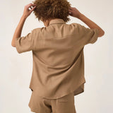 Camisa Manga Curta Jambo de Linho e Viscose FSC™ Marrom Claro. Compre online moda sustentável e atemporal na Minimadeia, marca slow fashion de roupas femininas. Foto produto ABR25 07