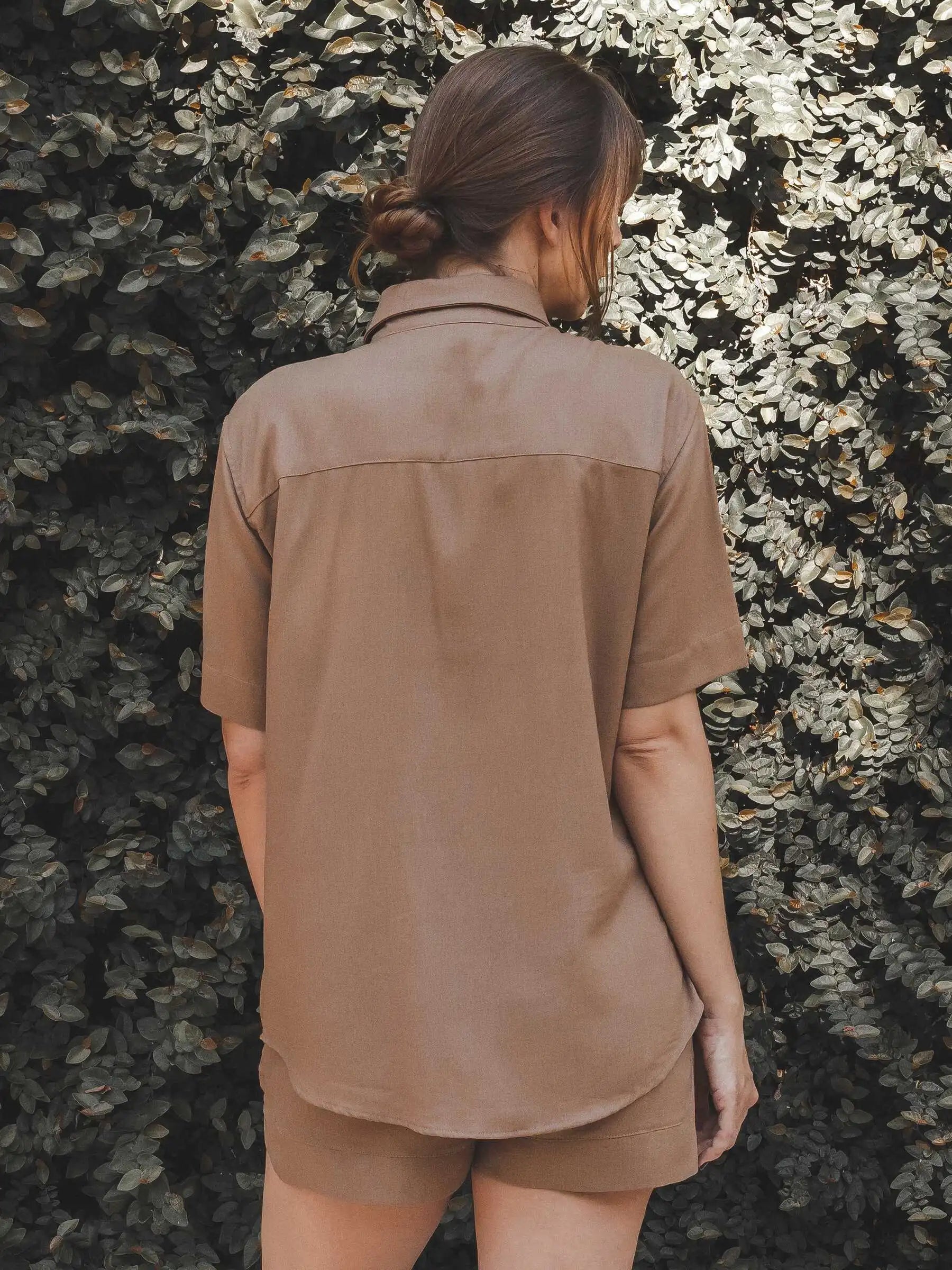 Camisa Manga Curta Jambo de Linho e Viscose FSC™ Marrom Claro. Compre online moda sustentável e atemporal na Minimadeia, marca slow fashion de roupas femininas. Foto produto 11