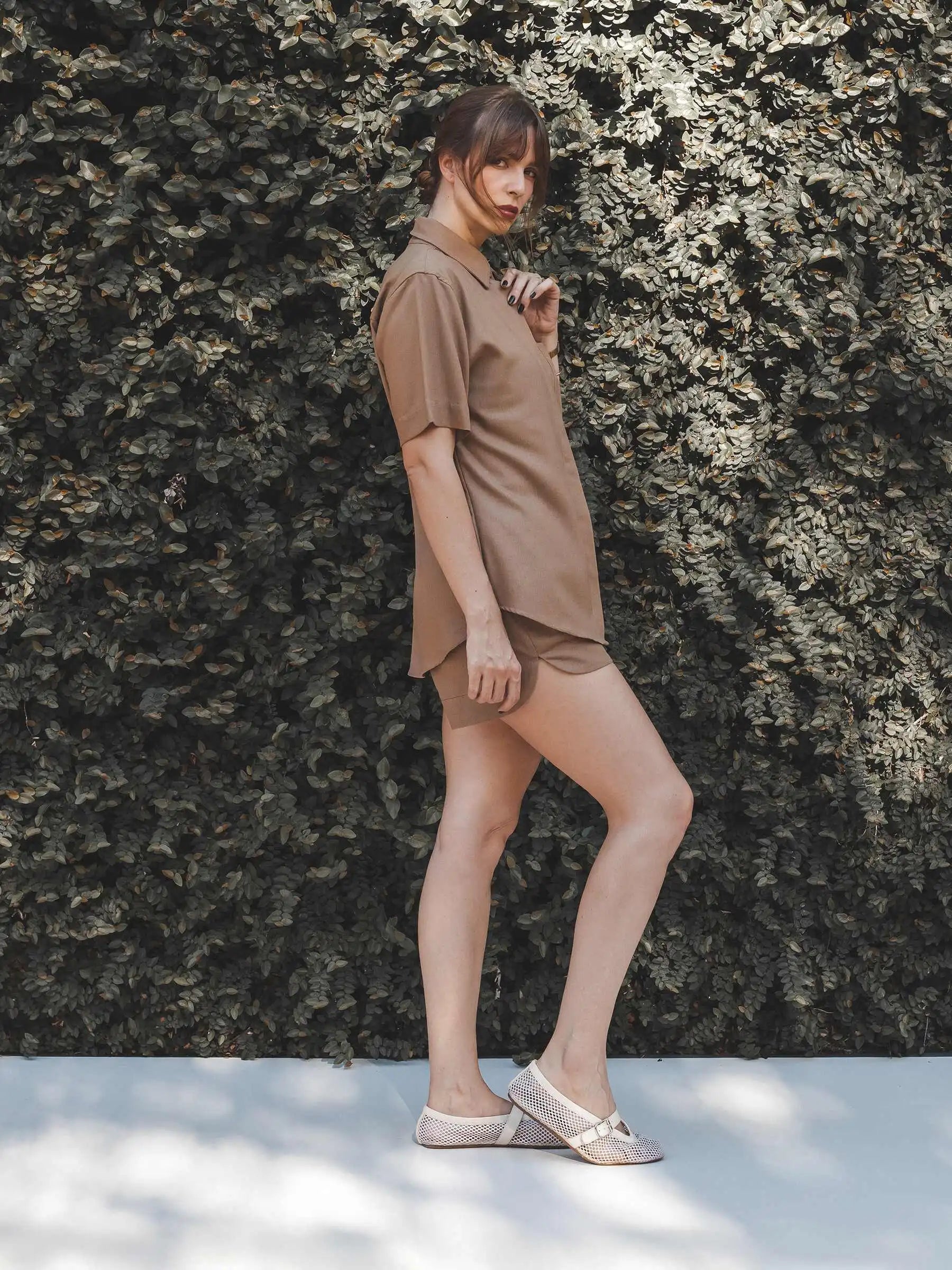 Camisa Manga Curta Jambo de Linho e Viscose FSC™ Marrom Claro. Compre online moda sustentável e atemporal na Minimadeia, marca slow fashion de roupas femininas. Foto produto 12