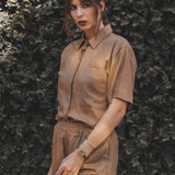 Camisa Manga Curta Jambo de Linho e Viscose FSC™ Marrom Claro. Compre online moda sustentável e atemporal na Minimadeia, marca slow fashion de roupas femininas. Foto produto 18