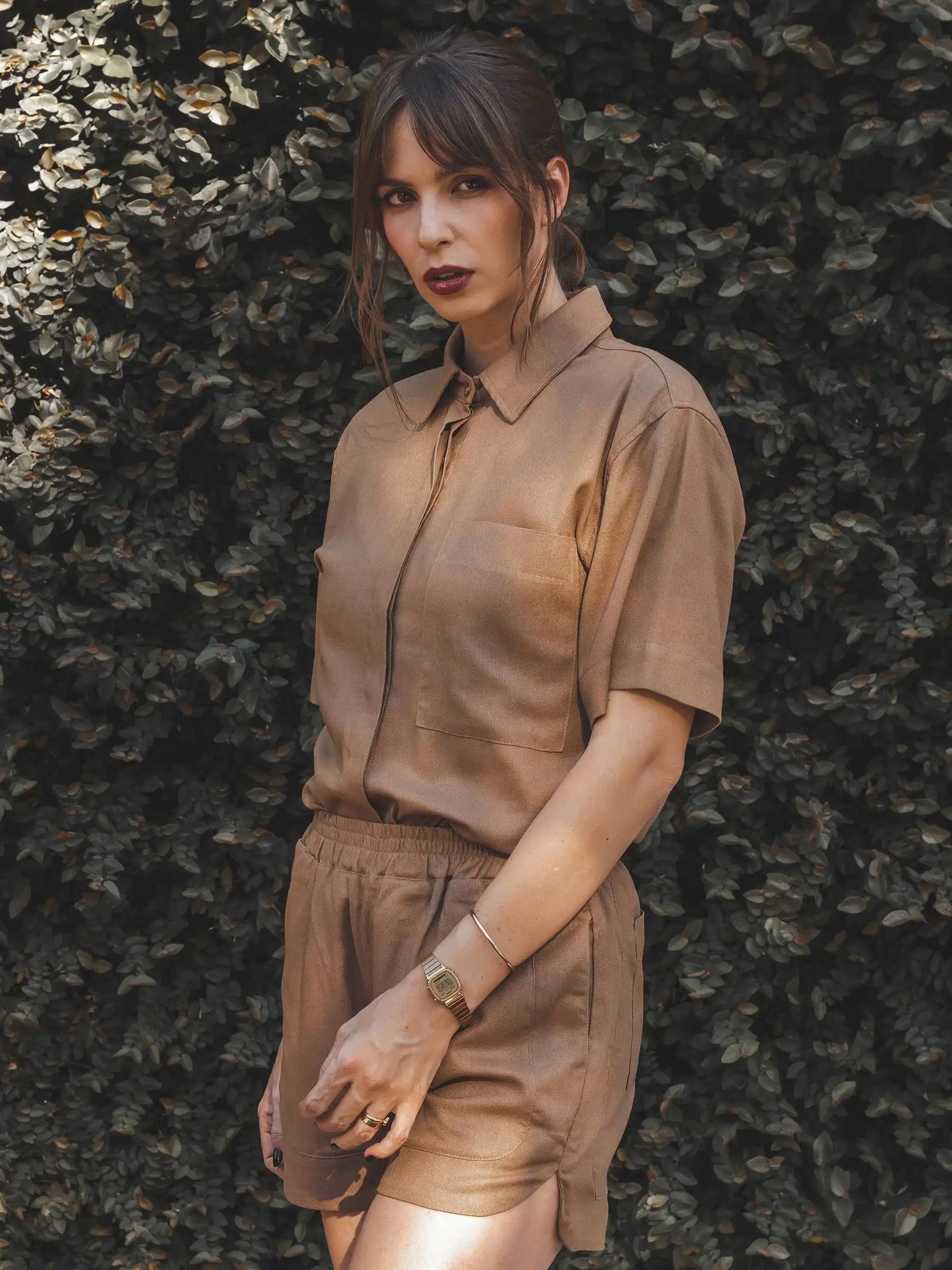 Camisa Manga Curta Jambo de Linho e Viscose FSC™ Marrom Claro. Compre online moda sustentável e atemporal na Minimadeia, marca slow fashion de roupas femininas. Foto produto 18