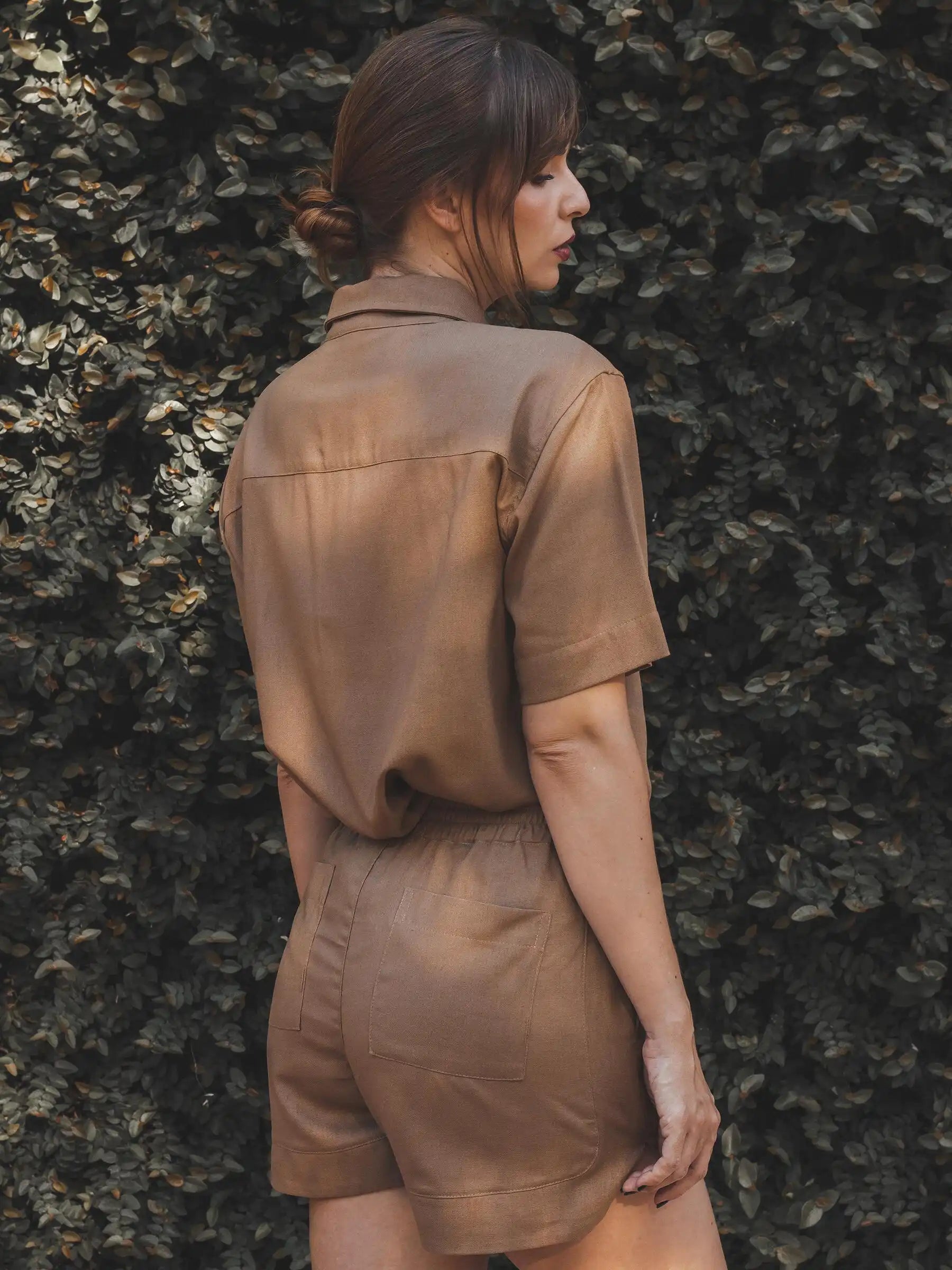 Camisa Manga Curta Jambo de Linho e Viscose FSC™ Marrom Claro. Compre online moda sustentável e atemporal na Minimadeia, marca slow fashion de roupas femininas. Foto produto 23