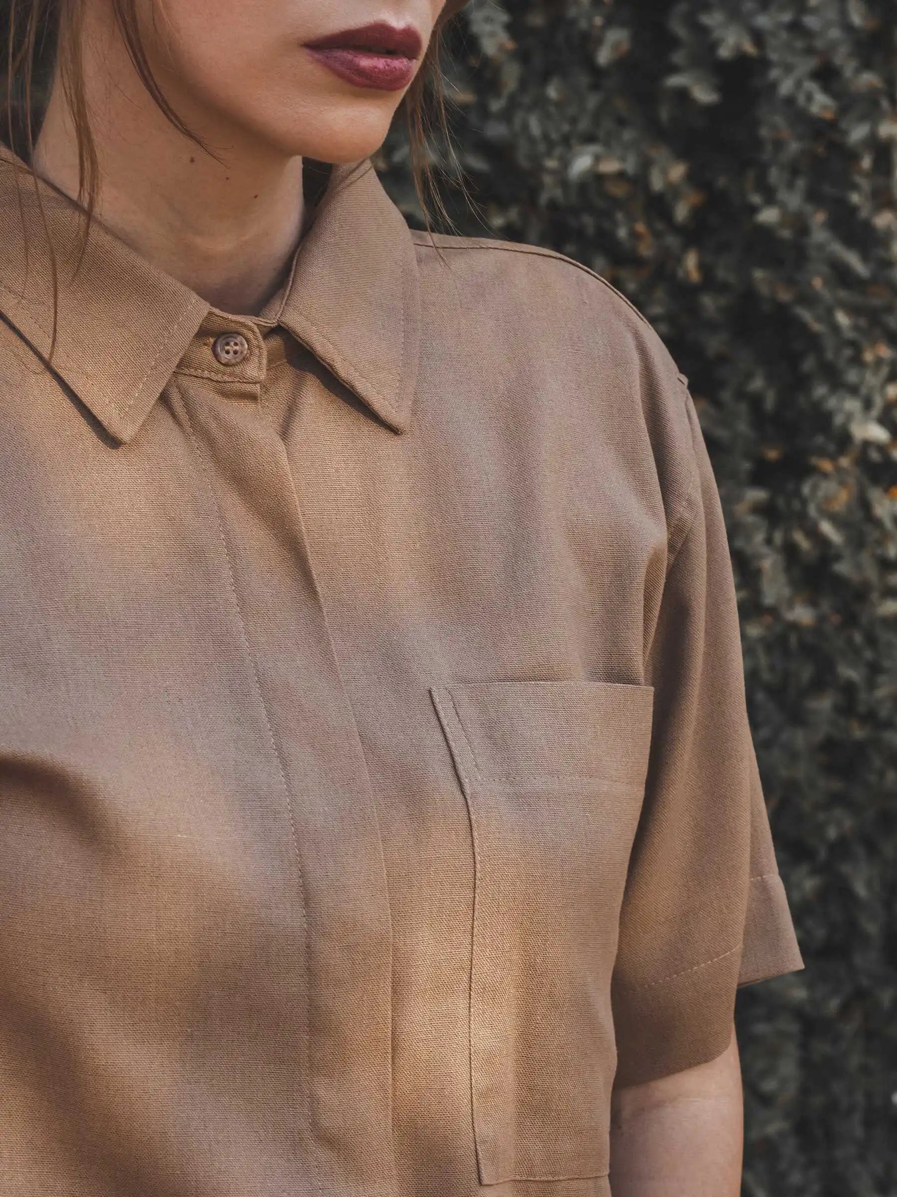 Camisa Manga Curta Jambo de Linho e Viscose FSC™ Marrom Claro. Compre online moda sustentável e atemporal na Minimadeia, marca slow fashion de roupas femininas. Foto produto 25