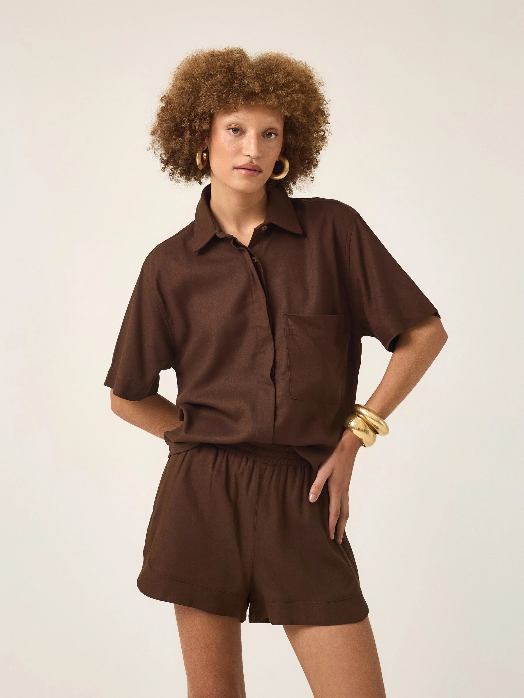 Camisa Manga Curta Jambo de Linho e Viscose FSC™ Marrom Escuro. Compre online moda sustentável e atemporal na Minimadeia, marca slow fashion de roupas femininas. Foto produto ABR25 03