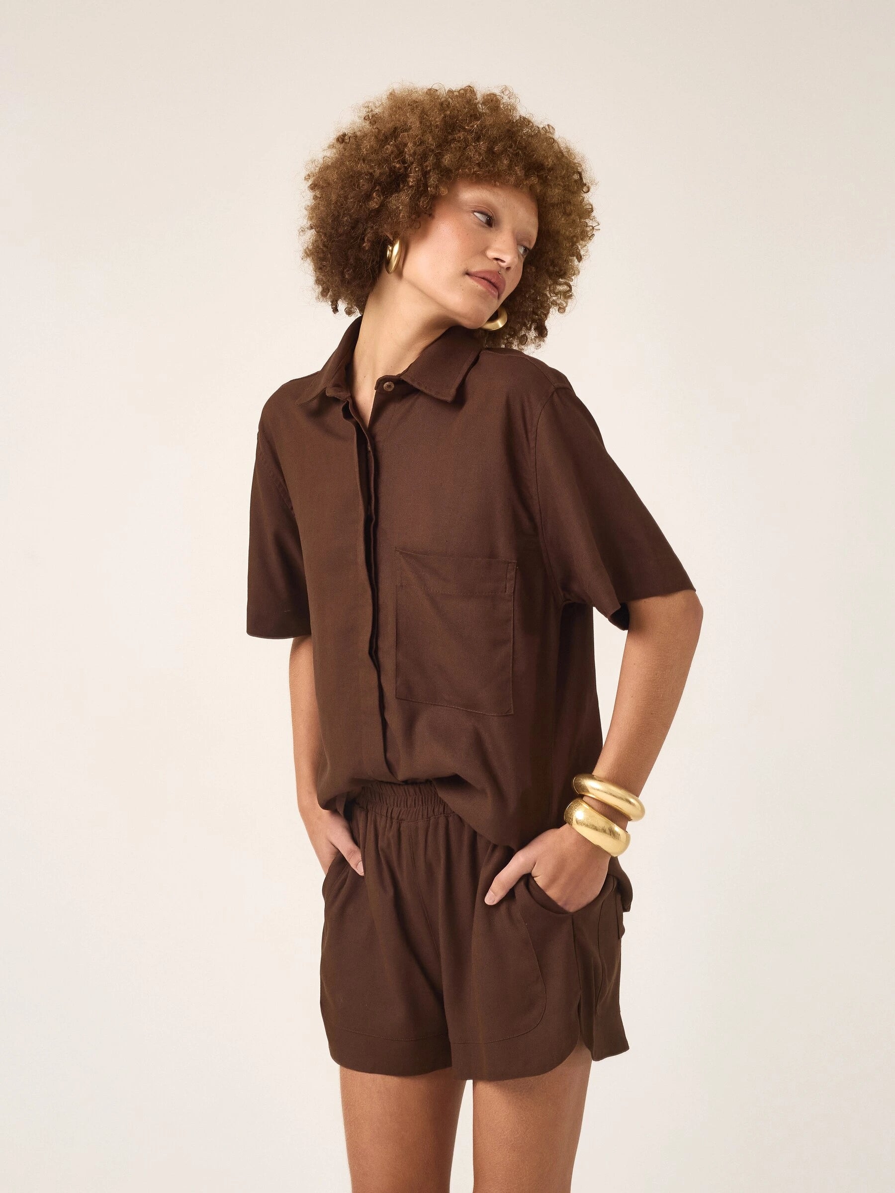 Camisa Manga Curta Jambo de Linho e Viscose FSC™ Marrom Escuro. Compre online moda sustentável e atemporal na Minimadeia, marca slow fashion de roupas femininas. Foto produto ABR25 04