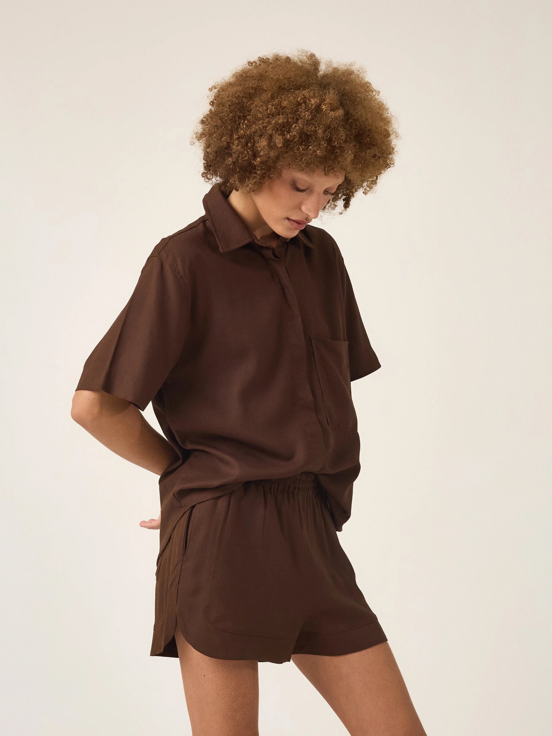 Camisa Manga Curta Jambo de Linho e Viscose FSC™ Marrom Escuro. Compre online moda sustentável e atemporal na Minimadeia, marca slow fashion de roupas femininas. Foto produto ABR25 05