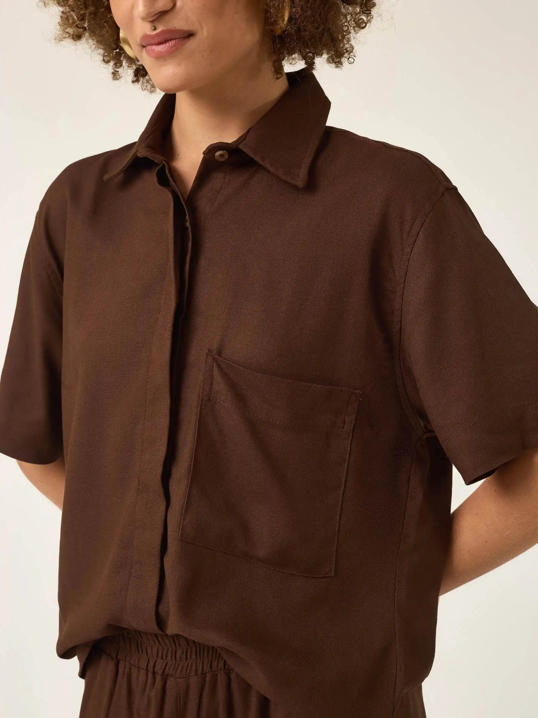 Camisa Manga Curta Jambo de Linho e Viscose FSC™ Marrom Escuro. Compre online moda sustentável e atemporal na Minimadeia, marca slow fashion de roupas femininas. Foto produto ABR25 06
