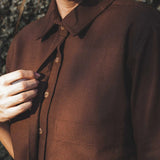 Camisa Manga Curta Jambo de Linho e Viscose FSC™ Marrom Escuro. Compre online moda sustentável e atemporal na Minimadeia, marca slow fashion de roupas femininas. Foto produto MAR25 19
