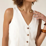 Colete Alfaiataria de Linho e Viscose FSC™ Calêndula Branco Off White. Compre online moda sustentável e atemporal na Minimadeia, marca slow fashion de roupas femininas. Foto produto ABR25 06