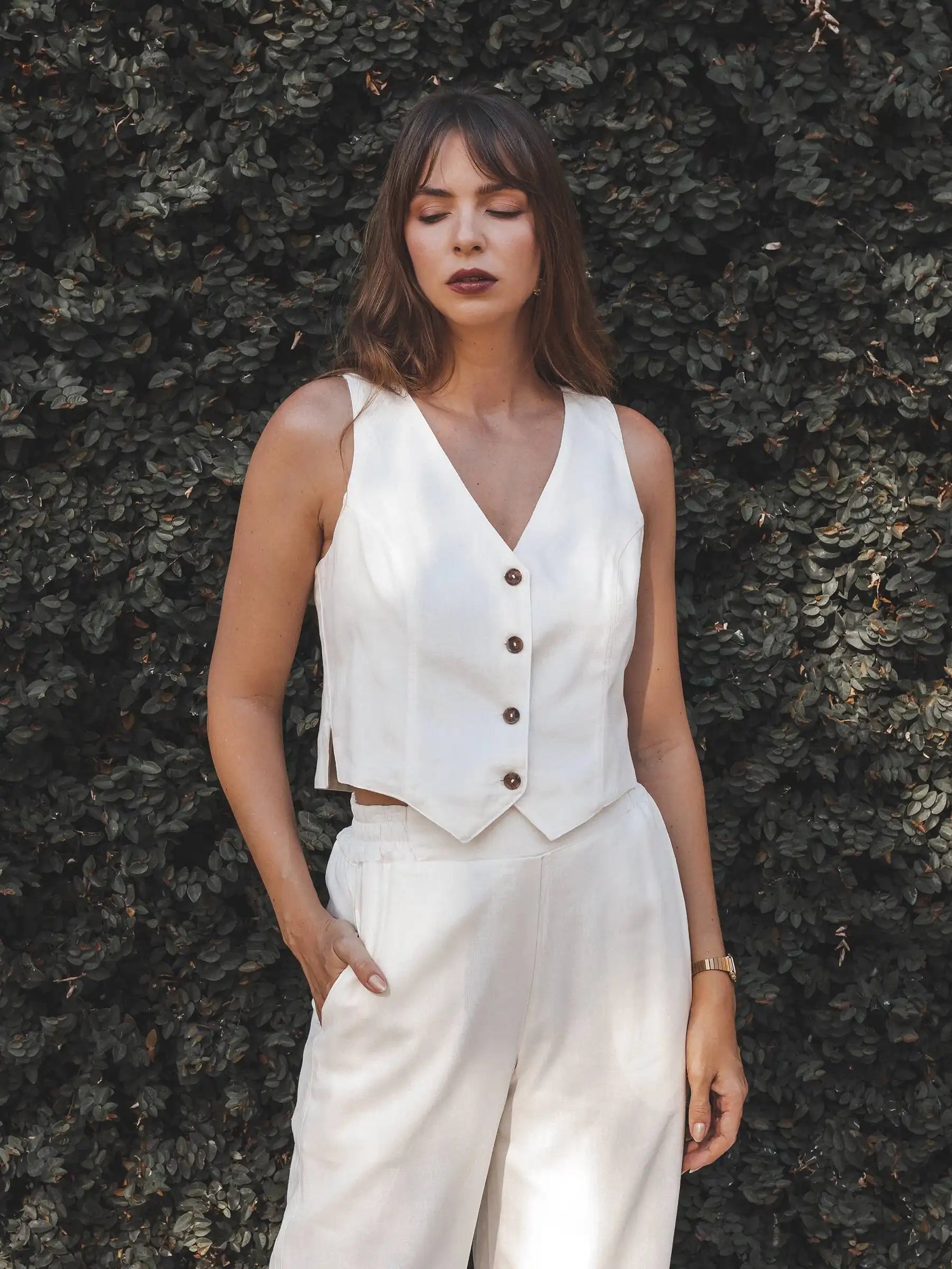 Colete Alfaiataria de Linho e Viscose FSC™ Calêndula Branco Off White. Compre online moda sustentável e atemporal na Minimadeia, marca slow fashion de roupas femininas. Foto produto 02