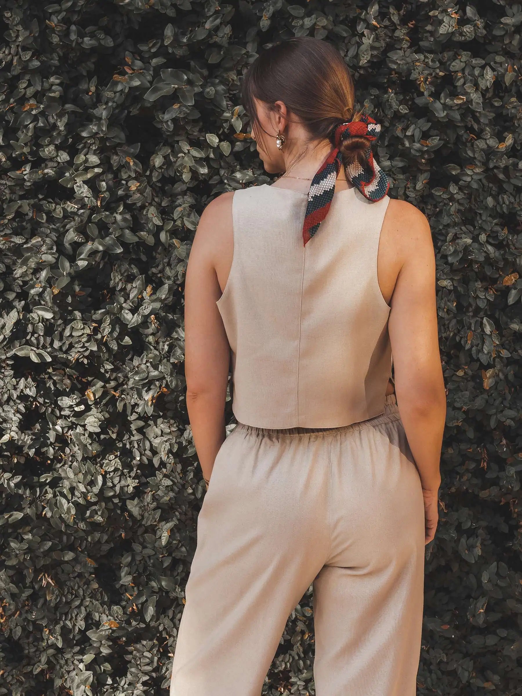 Colete Alfaiataria Calêndula de Linho e Viscose FSC™ Bege Claro. Compre online moda sustentável e atemporal na Minimadeia, marca slow fashion de roupas femininas. Foto produto JUL25 10