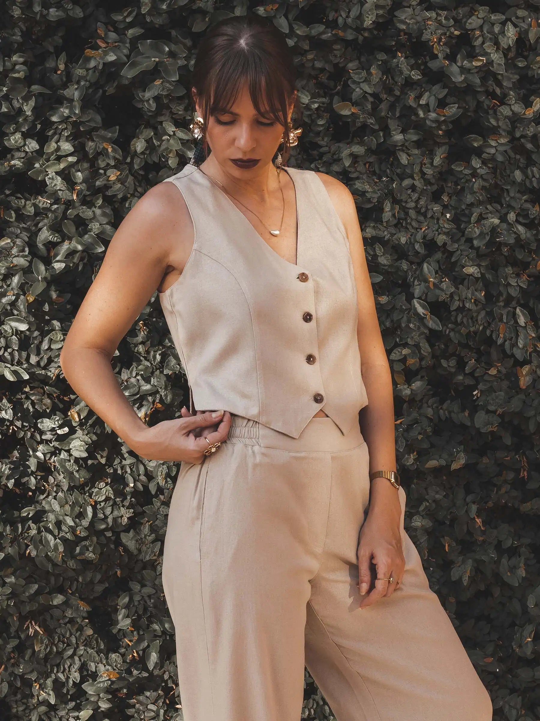 Colete Alfaiataria Calêndula de Linho e Viscose FSC™ Bege Claro. Compre online moda sustentável e atemporal na Minimadeia, marca slow fashion de roupas femininas. Foto produto JUL25 13