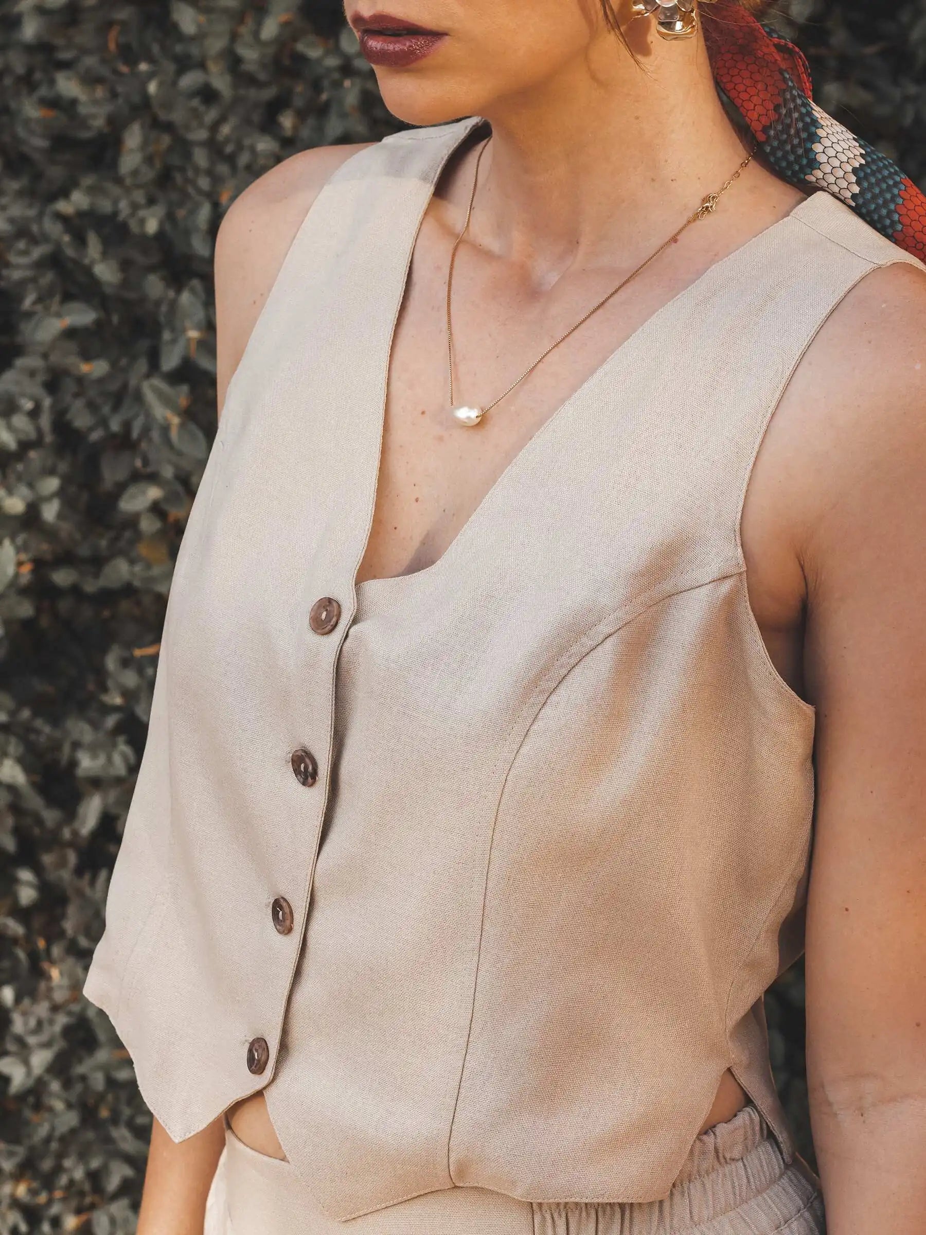 Colete Alfaiataria Calêndula de Linho e Viscose FSC™ Bege Claro. Compre online moda sustentável e atemporal na Minimadeia, marca slow fashion de roupas femininas. Foto produto JUL25 18