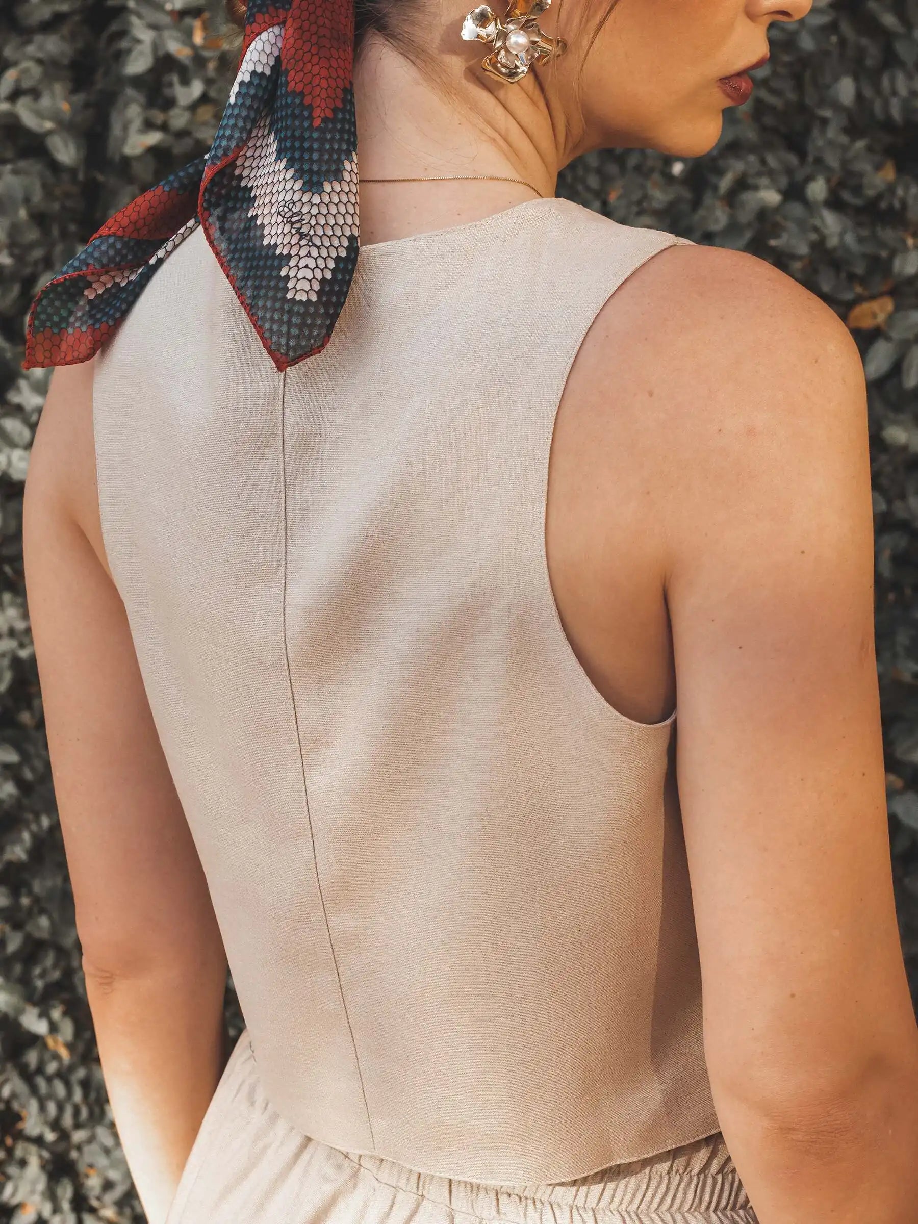 Colete Alfaiataria Calêndula de Linho e Viscose FSC™ Bege Claro. Compre online moda sustentável e atemporal na Minimadeia, marca slow fashion de roupas femininas. Foto produto JUL25 20