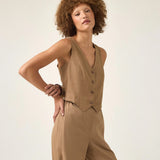 Colete Alfaiataria de Linho e Viscose FSC™ Calêndula Marrom Claro. Compre online moda sustentável e atemporal na Minimadeia, marca slow fashion de roupas femininas. Foto produto ABR25 01