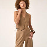 Colete Alfaiataria de Linho e Viscose FSC™ Calêndula Marrom Claro. Compre online moda sustentável e atemporal na Minimadeia, marca slow fashion de roupas femininas. Foto produto ABR25 02