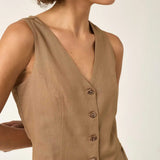 Colete Alfaiataria de Linho e Viscose FSC™ Calêndula Marrom Claro. Compre online moda sustentável e atemporal na Minimadeia, marca slow fashion de roupas femininas. Foto produto ABR25 04