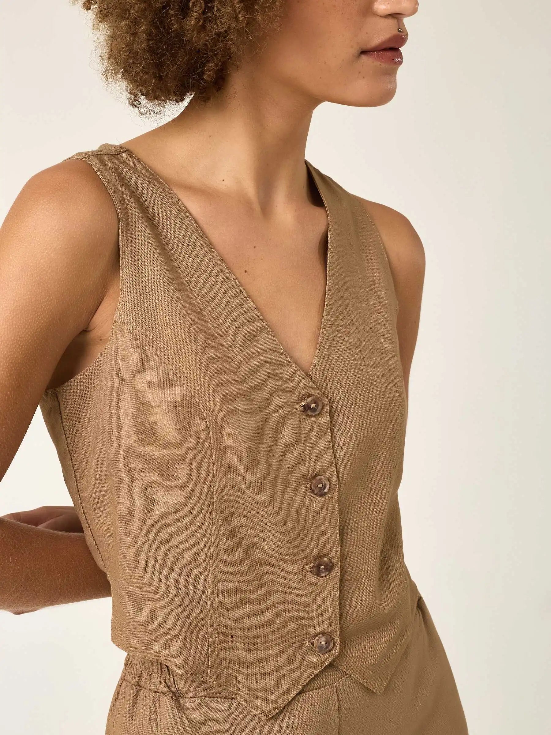 Colete Alfaiataria de Linho e Viscose FSC™ Calêndula Marrom Claro. Compre online moda sustentável e atemporal na Minimadeia, marca slow fashion de roupas femininas. Foto produto ABR25 04