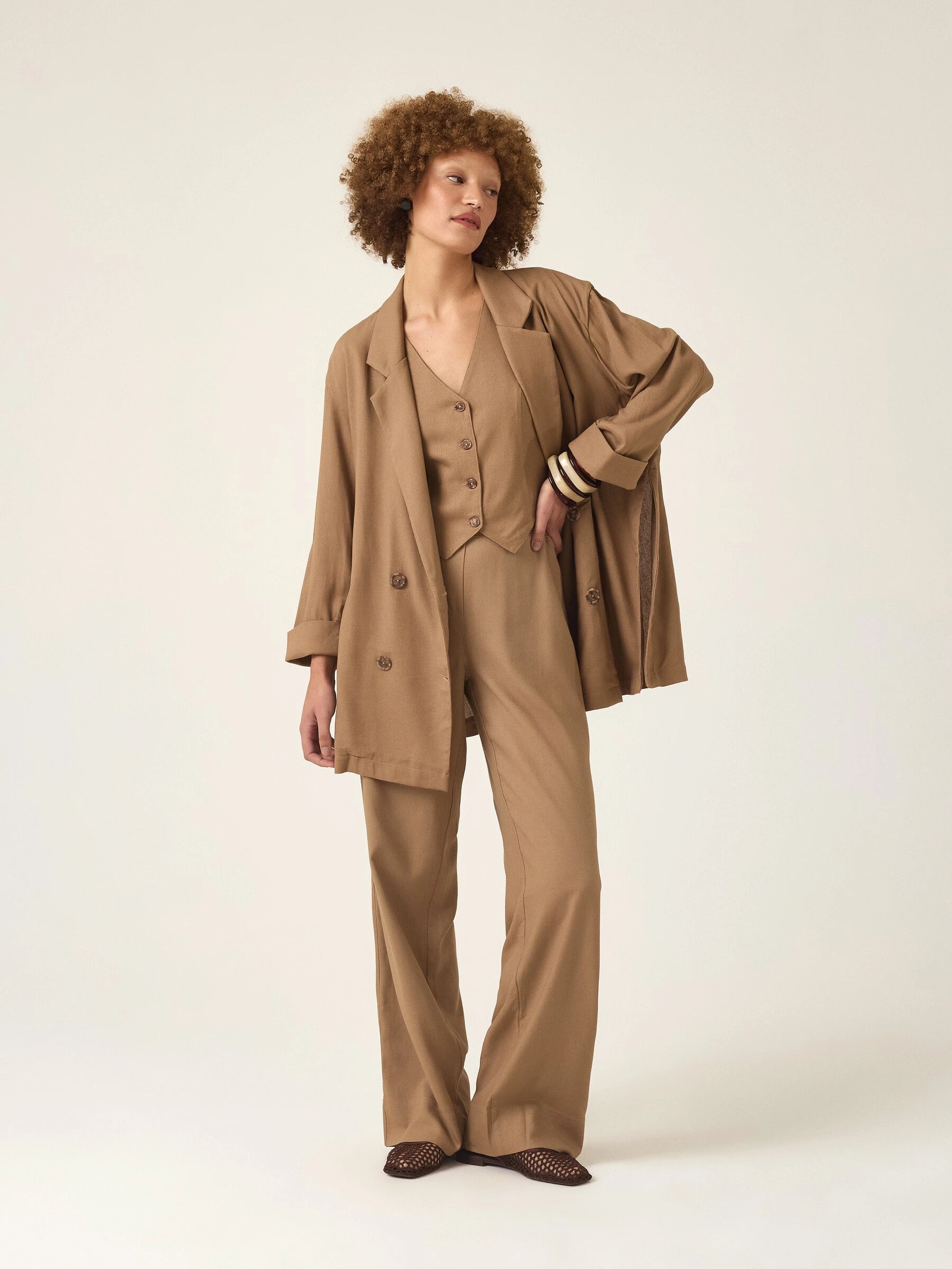 Colete Alfaiataria de Linho e Viscose FSC™ Calêndula Marrom Claro. Compre online moda sustentável e atemporal na Minimadeia, marca slow fashion de roupas femininas. Foto produto ABR25 07