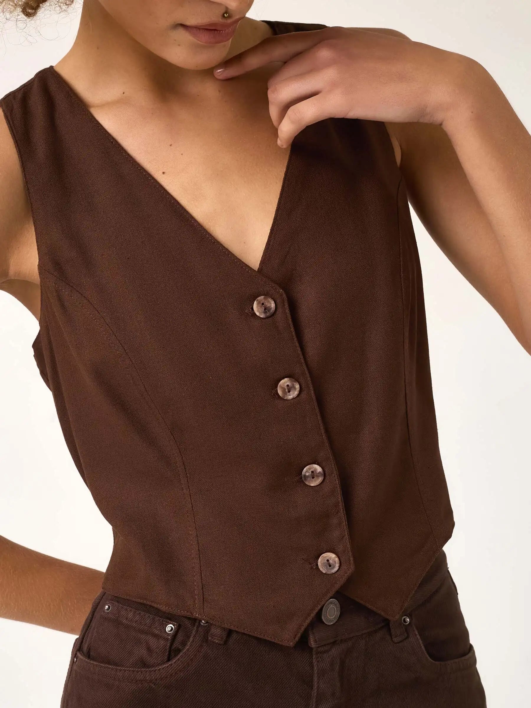 Colete Alfaiataria de Linho e Viscose FSC™ Calêndula Marrom Escuro. Compre online moda sustentável e atemporal na Minimadeia, marca slow fashion de roupas femininas. Foto produto ABR25 05