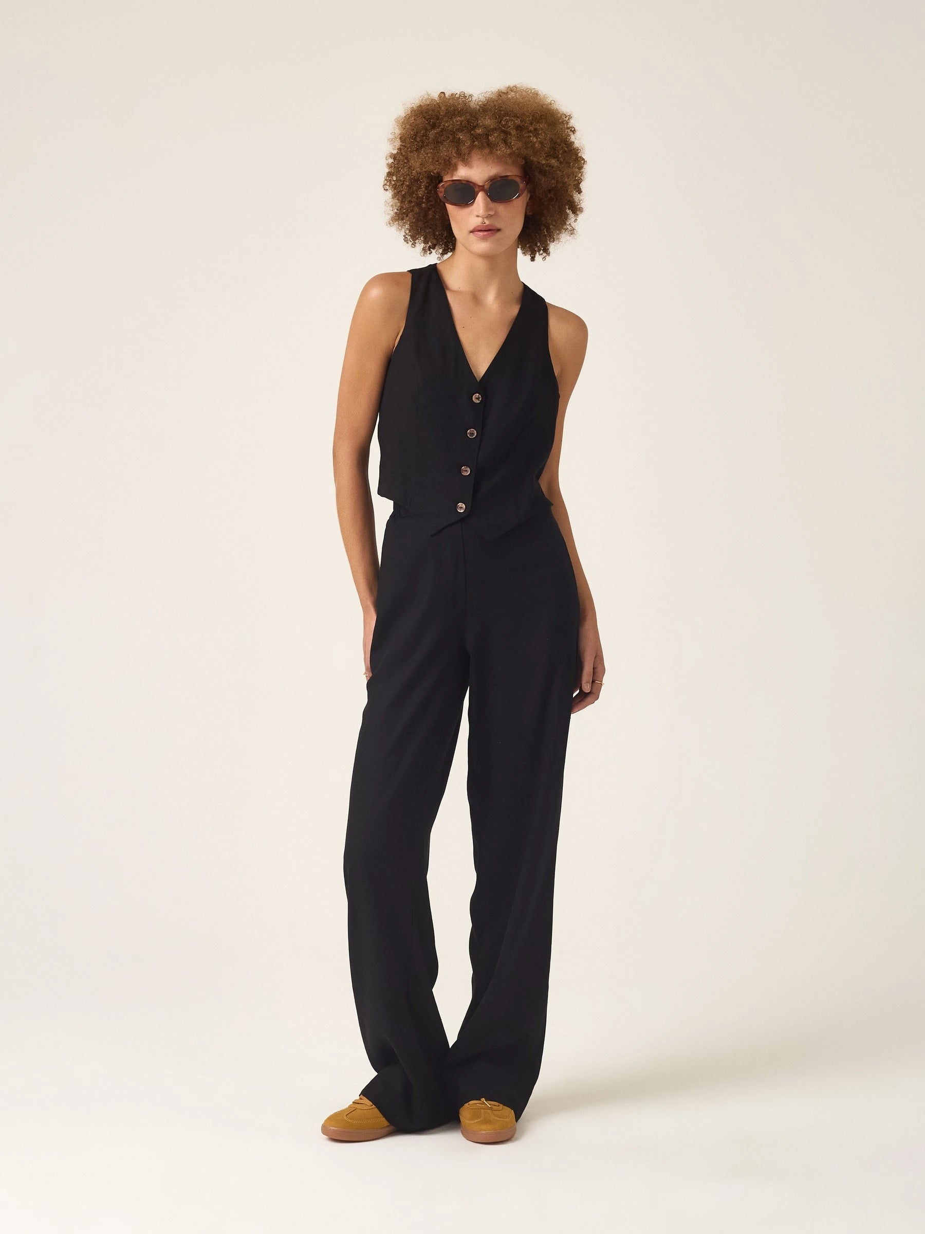 Colete Alfaiataria de Linho e Viscose FSC™ Calêndula Preto. Compre online moda sustentável e atemporal na Minimadeia, marca slow fashion de roupas femininas. Foto produto ABR25 01