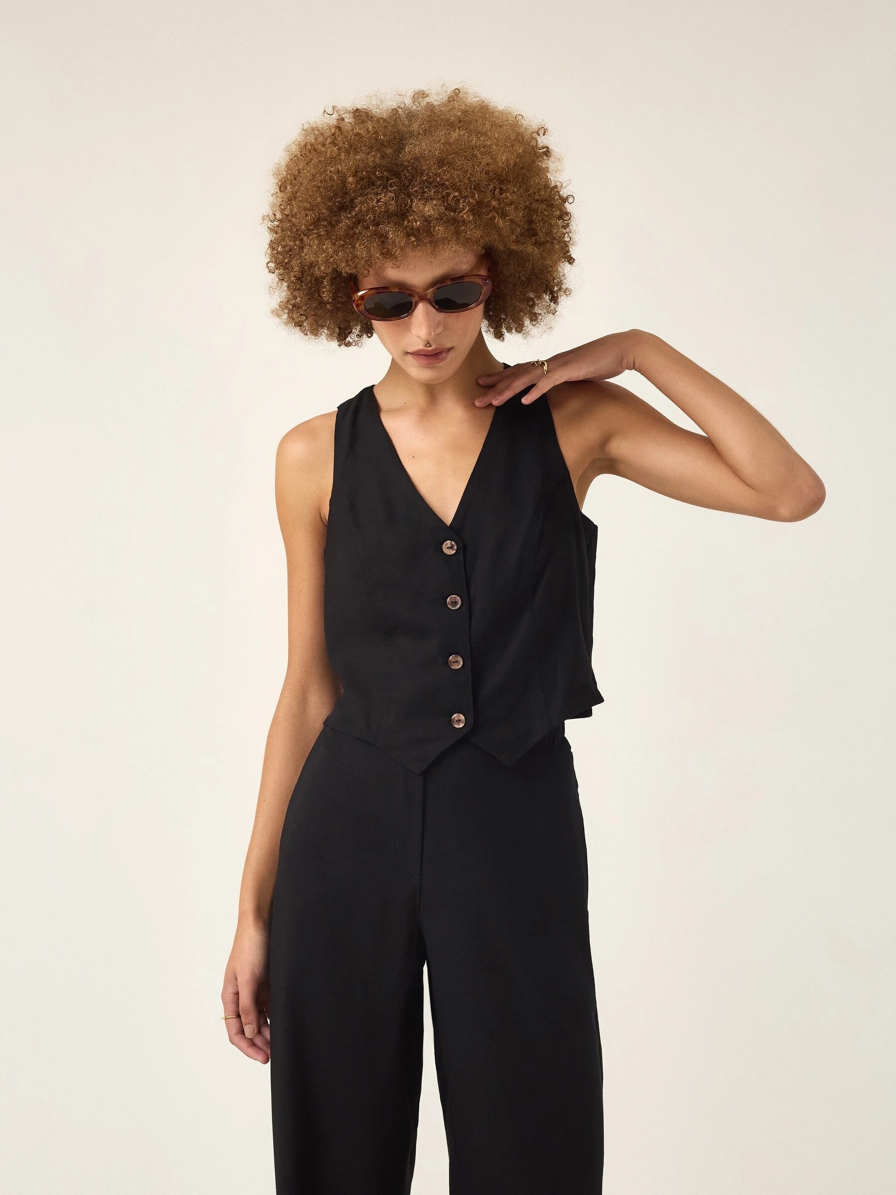 Colete Alfaiataria de Linho e Viscose FSC™ Calêndula Preto. Compre online moda sustentável e atemporal na Minimadeia, marca slow fashion de roupas femininas. Foto produto ABR25 02