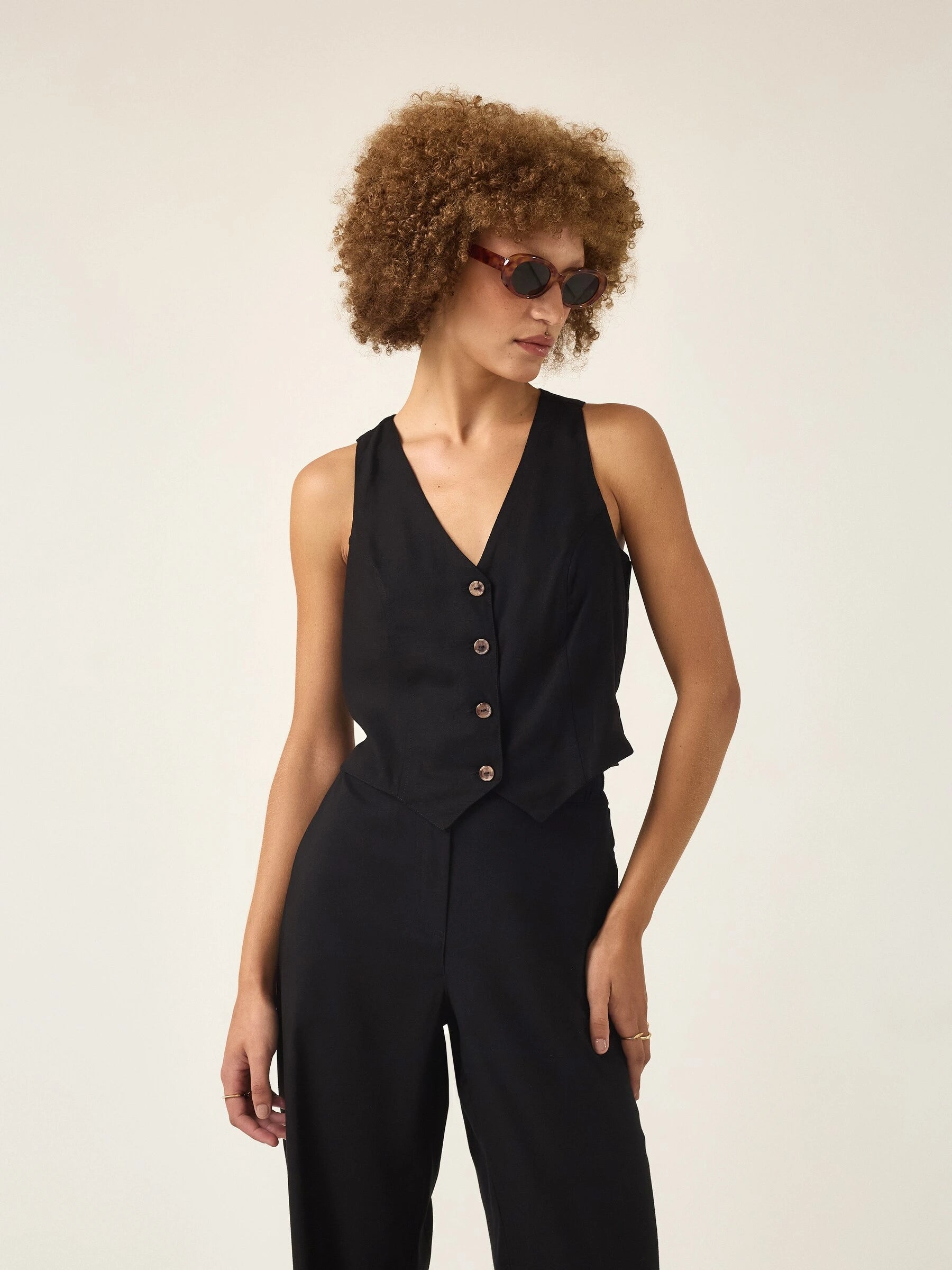 Colete Alfaiataria de Linho e Viscose FSC™ Calêndula Preto. Compre online moda sustentável e atemporal na Minimadeia, marca slow fashion de roupas femininas. Foto produto ABR25 03