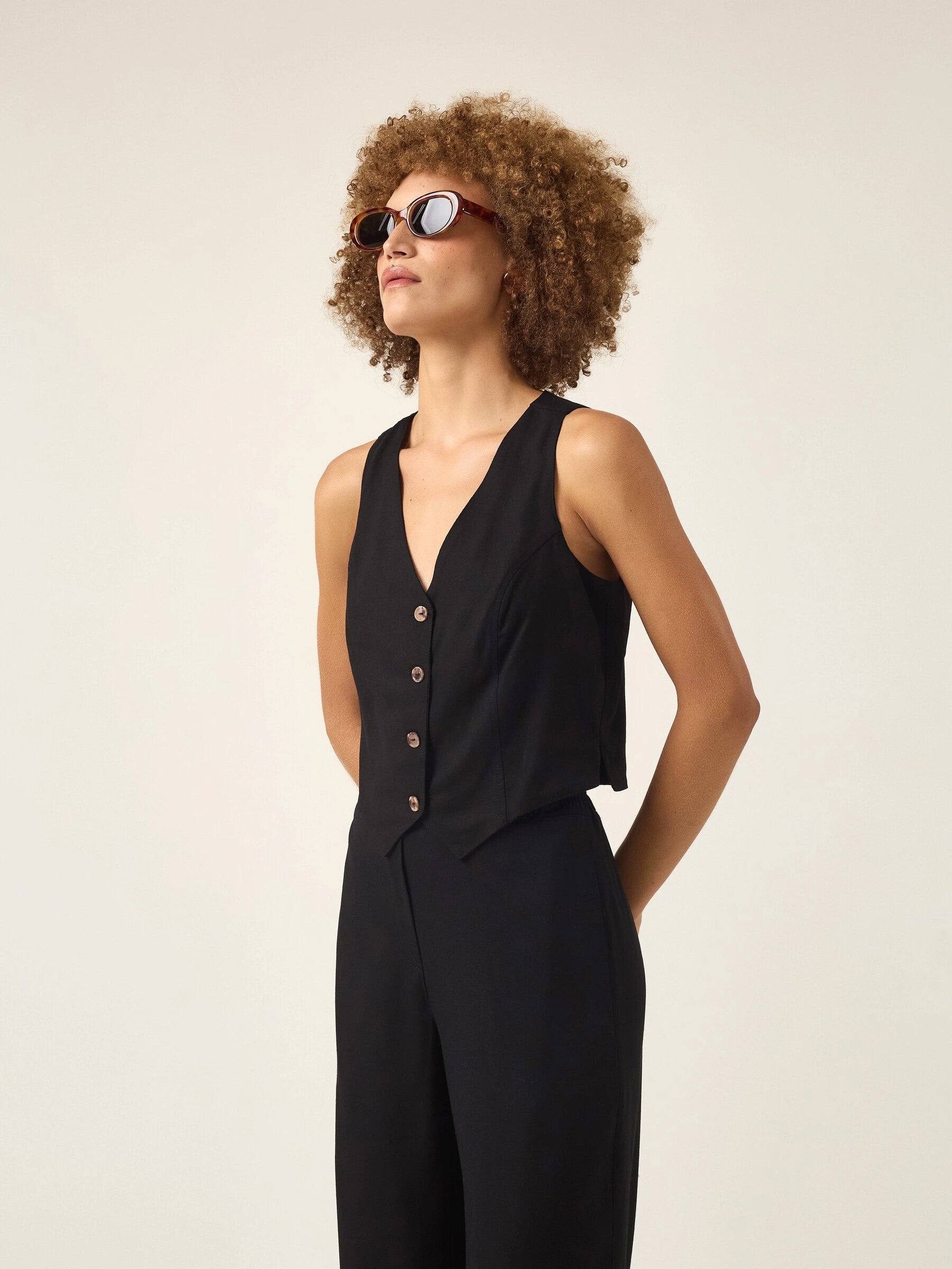 Colete Alfaiataria de Linho e Viscose FSC™ Calêndula Preto. Compre online moda sustentável e atemporal na Minimadeia, marca slow fashion de roupas femininas. Foto produto ABR25 05