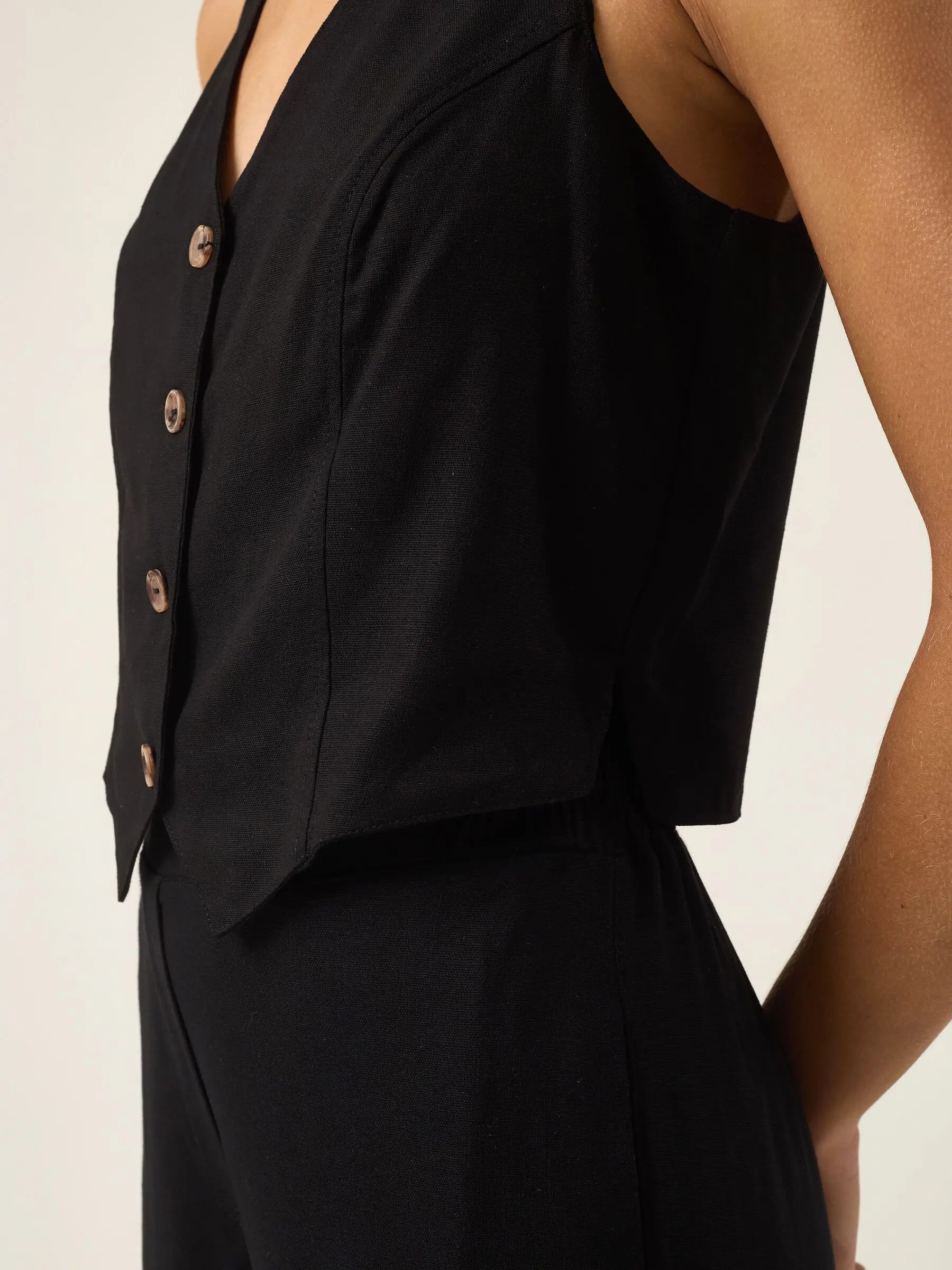 Colete Alfaiataria de Linho e Viscose FSC™ Calêndula Preto. Compre online moda sustentável e atemporal na Minimadeia, marca slow fashion de roupas femininas. Foto produto ABR25 06
