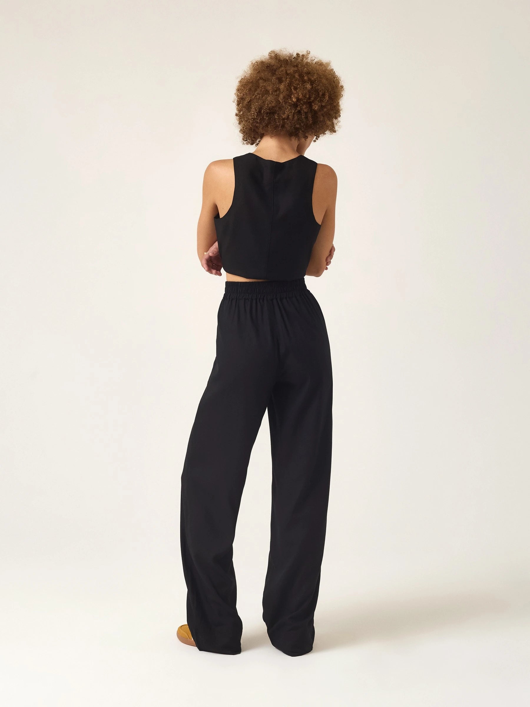 Colete Alfaiataria de Linho e Viscose FSC™ Calêndula Preto. Compre online moda sustentável e atemporal na Minimadeia, marca slow fashion de roupas femininas. Foto produto ABR25 07