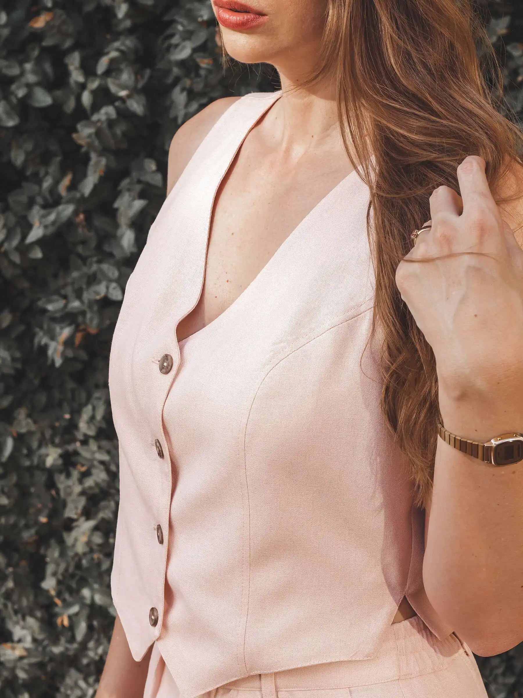 Colete Alfaiataria Calêndula de Linho e Viscose FSC™ Rosa Claro. Compre online moda sustentável e atemporal na Minimadeia, marca slow fashion de roupas femininas. Foto produto AGO25 10