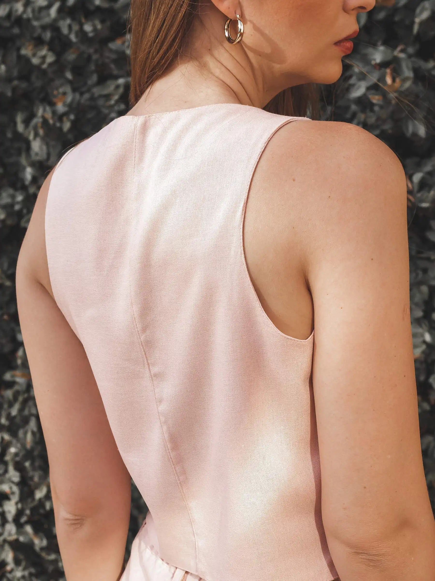 Colete Alfaiataria Calêndula de Linho e Viscose FSC™ Rosa Claro. Compre online moda sustentável e atemporal na Minimadeia, marca slow fashion de roupas femininas. Foto produto AGO25 12