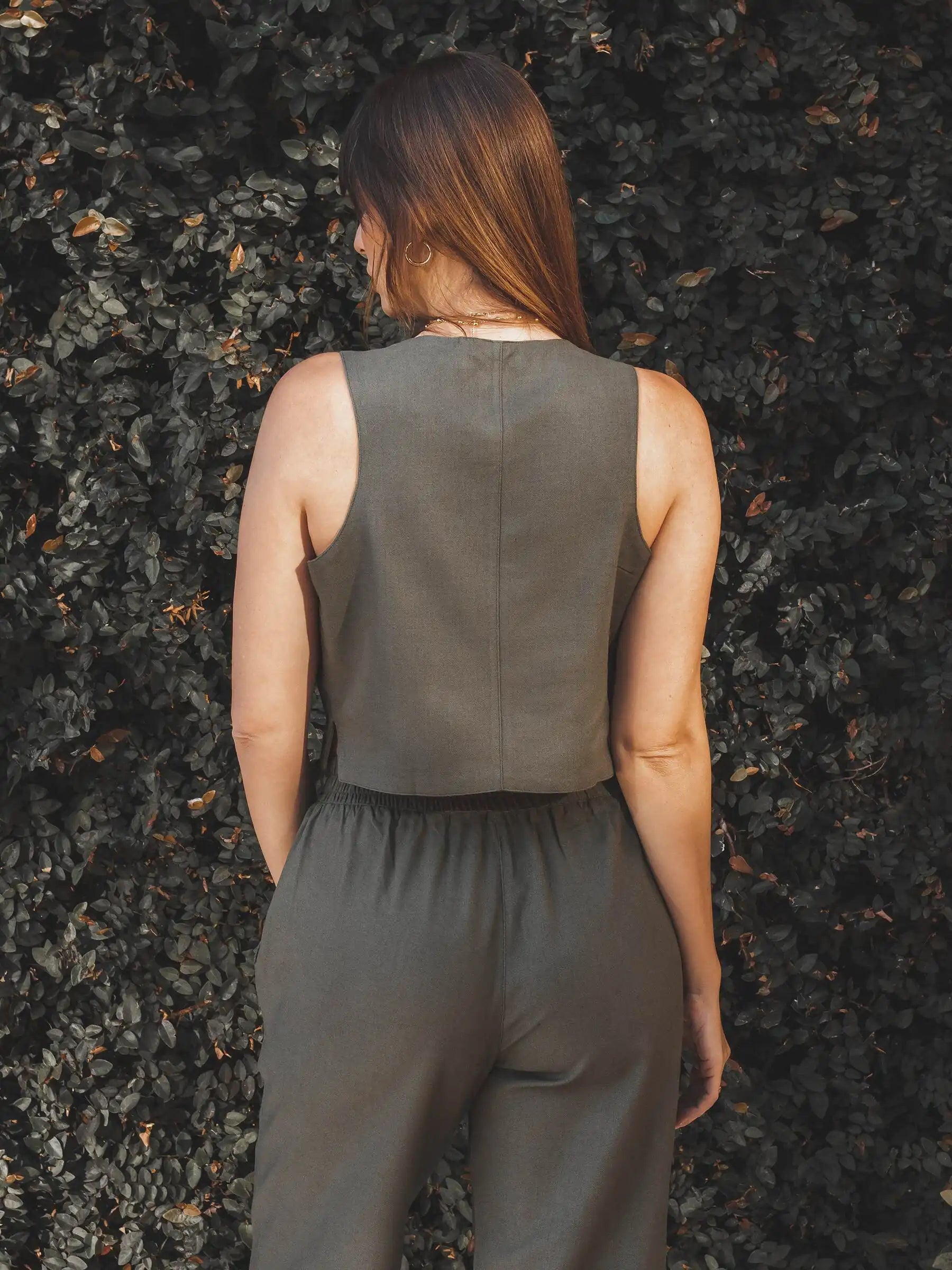 Colete Alfaiataria Calêndula de Linho e Viscose FSC™ Verde Escuro. Compre online moda sustentável e atemporal na Minimadeia, marca slow fashion de roupas femininas. Foto produto JUL25 08