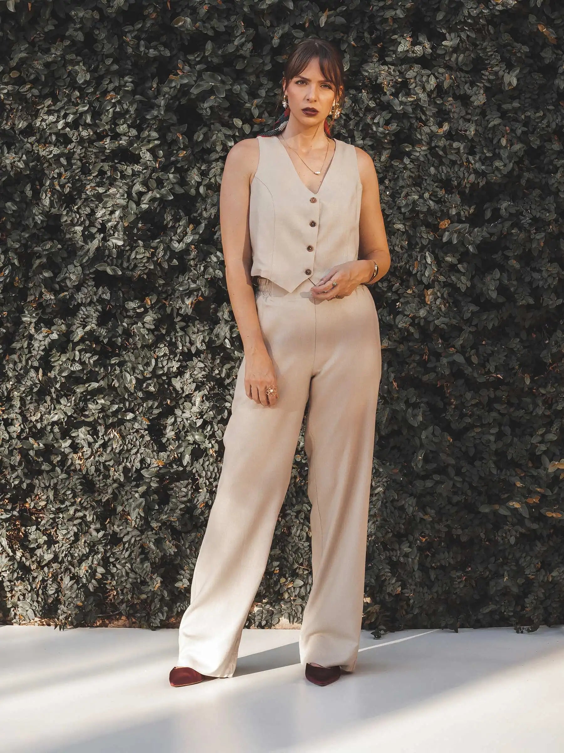 Colete Alfaiataria Calêndula de Linho e Viscose FSC™ Bege Claro. Compre online moda sustentável e atemporal na Minimadeia, marca slow fashion de roupas femininas. Foto produto JUL25 05