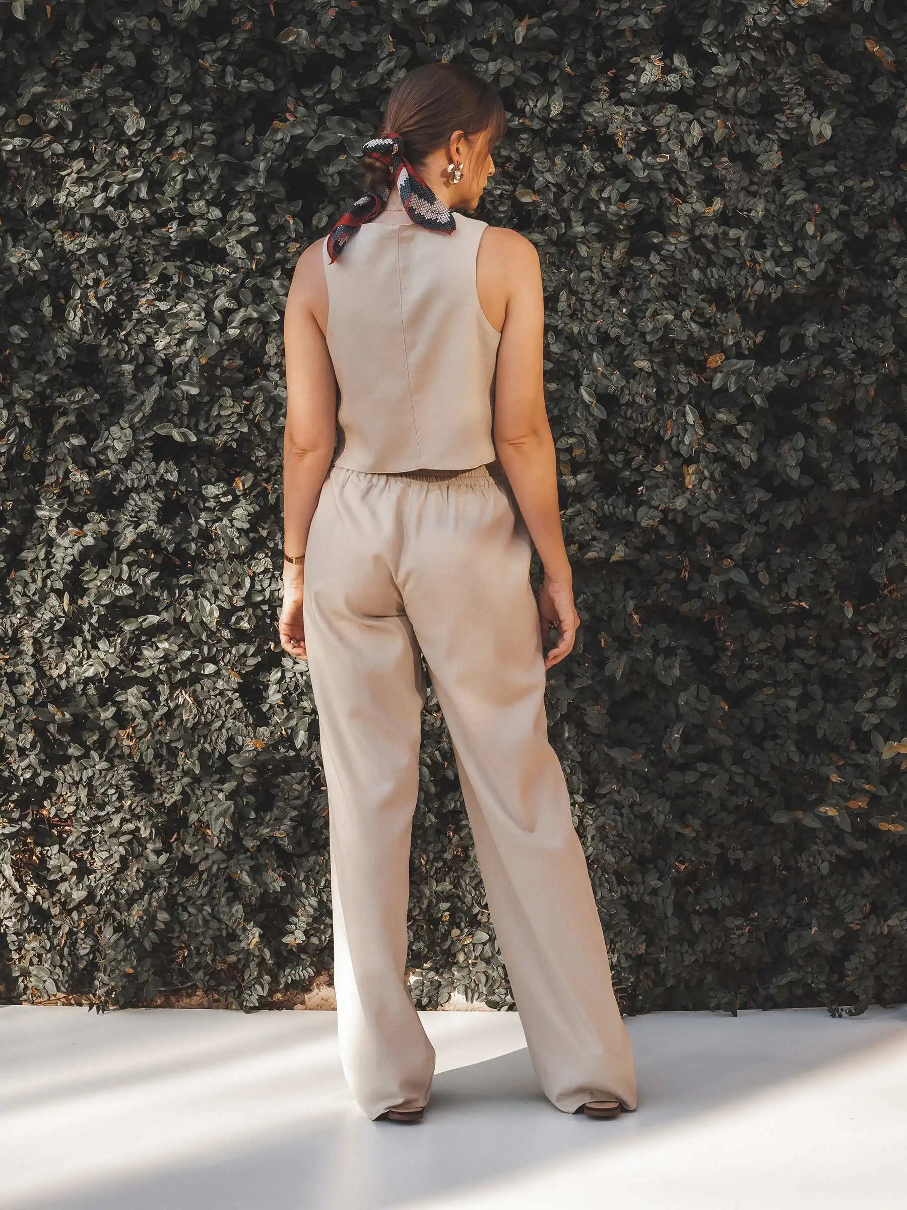 Calça Alfaiataria Reta Petúnia de Linho e Viscose FSC™ Bege Claro. Compre online moda sustentável e atemporal na Minimadeia, marca slow fashion de roupas femininas. Foto produto JUL25 10