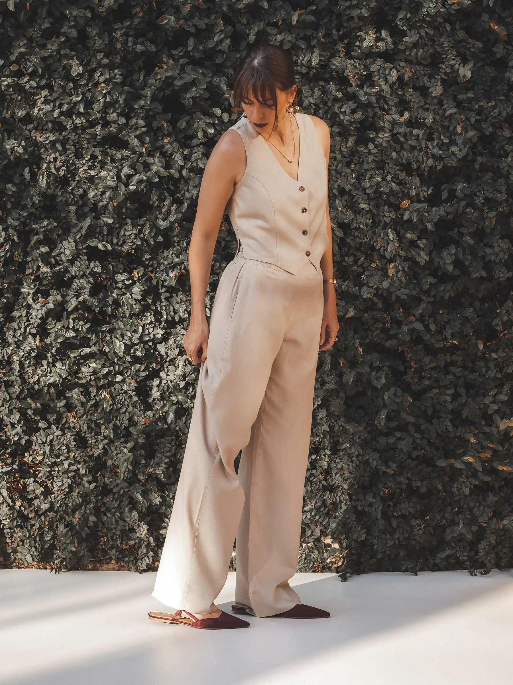 Calça Alfaiataria Reta Petúnia de Linho e Viscose FSC™ Bege Claro. Compre online moda sustentável e atemporal na Minimadeia, marca slow fashion de roupas femininas. Foto produto JUL25 11