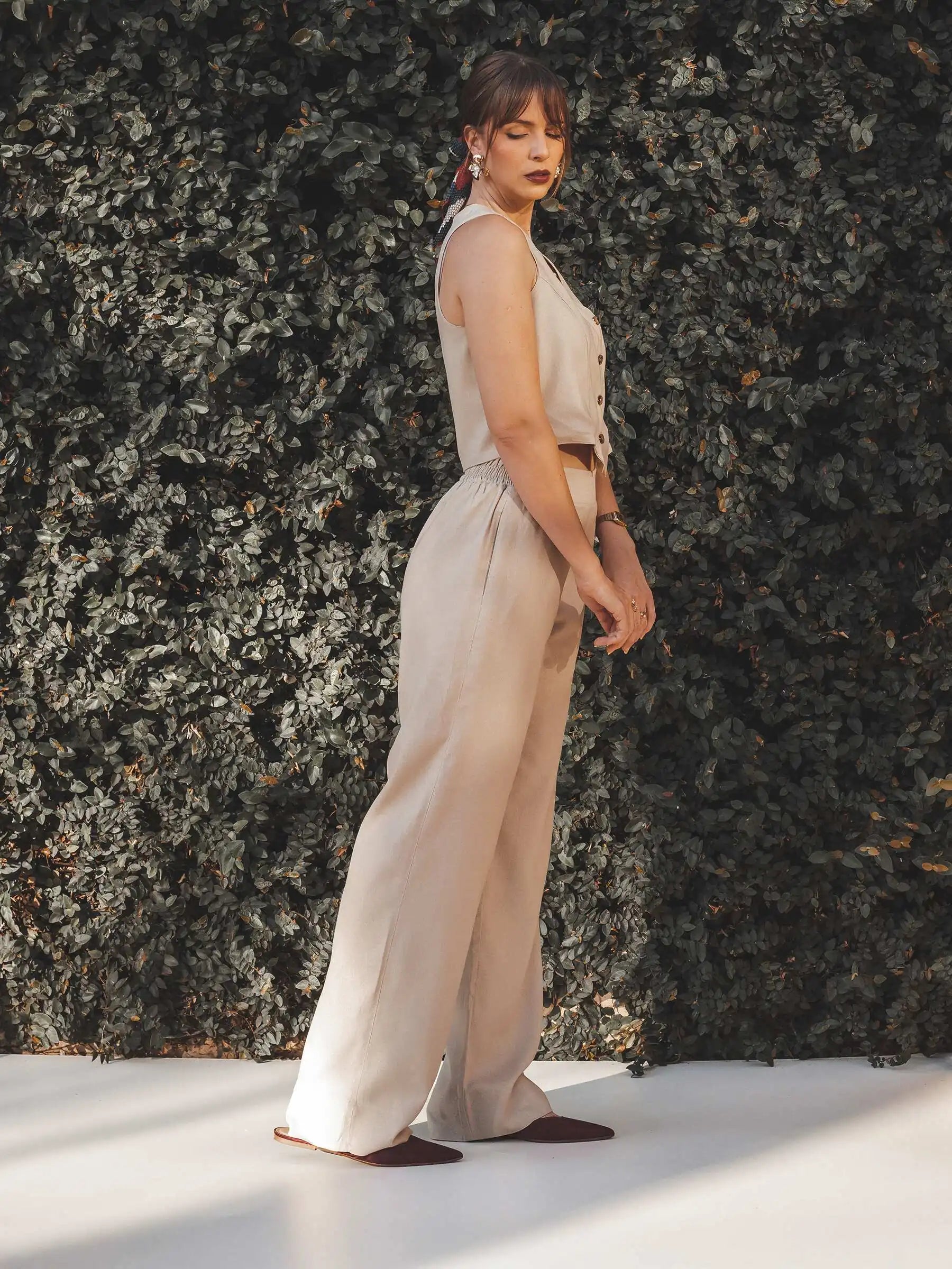 Calça Alfaiataria Reta Petúnia de Linho e Viscose FSC™ Bege Claro. Compre online moda sustentável e atemporal na Minimadeia, marca slow fashion de roupas femininas. Foto produto JUL25 14